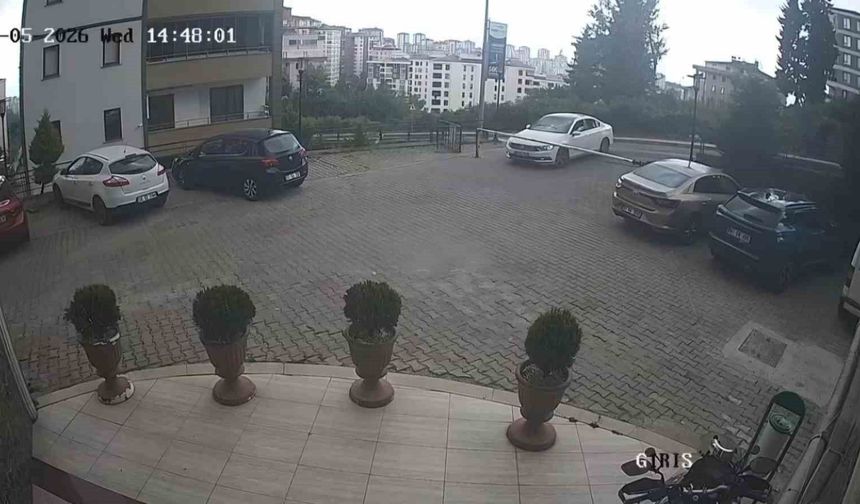 Sürücü fren yerine gaza basınca araç site duvarından aşağı uçtu: 1'i çocuk 3 yaralı