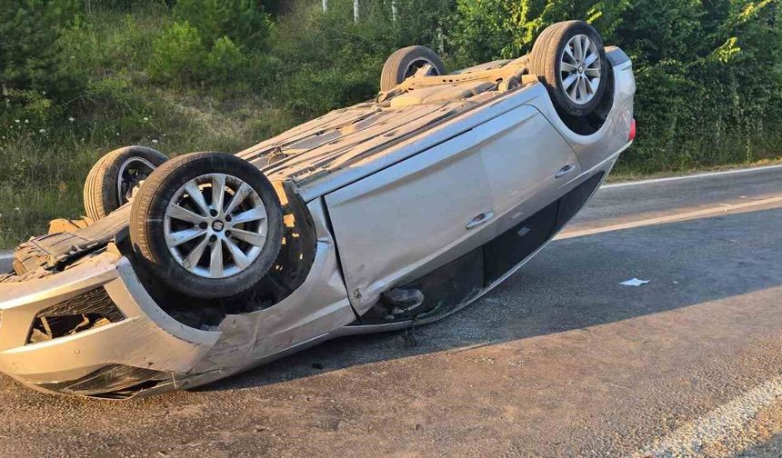 Türkeli'de otomobil takla attı: 2 yaralı