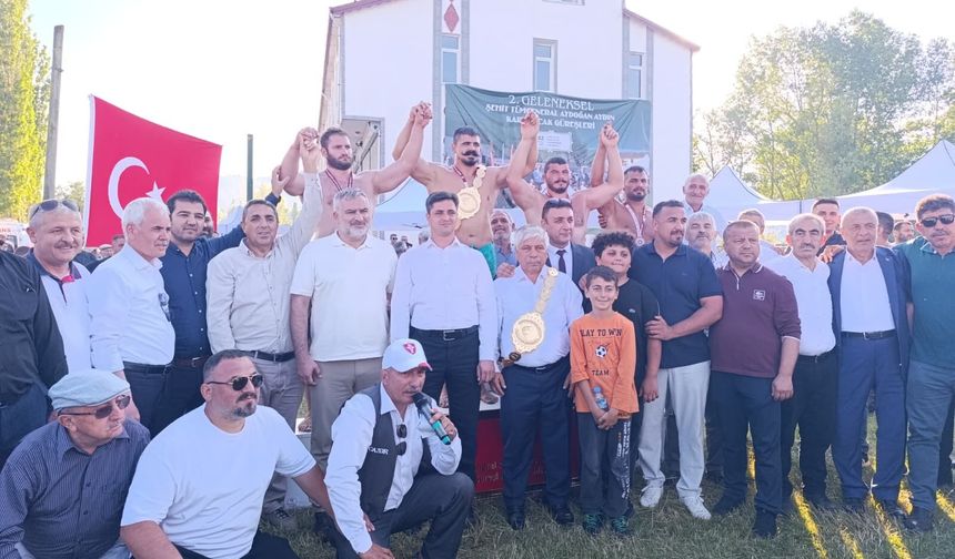 BAŞÇİFTLİK’TE KARAKUCAK GÜREŞLERİ NEFES KESTİ