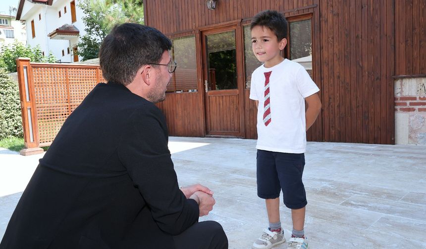7 Yaşındaki Güvenç’in Örnek Davranışına Başkan Yazıcıoğlu’ndan Takdir ve Hediye