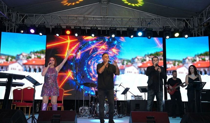 Ayvaz Su Festivali’nde Pop Müziğin Efsaneleri Cumhuriyet Meydanı’nı Coşturdu