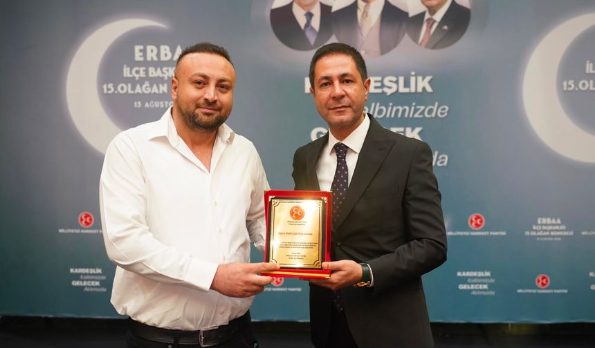 Merhum Rafet Çakır'ın Anısına Hazırlanan Plaket Oğlu Umut Can Çakır'a Sunuldu