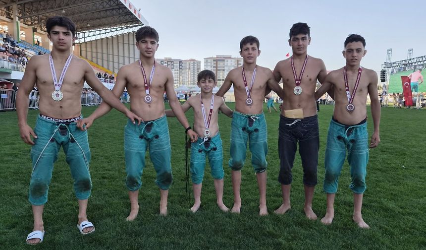 Çevreli'nin Aslanları Sivas'ta Kürsüye Ambargo Koydu! 3 Altın ve 3 Bronz Madalya ile Tokat'a Döndü