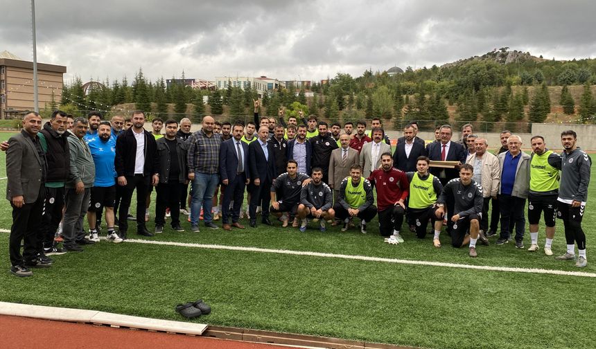MHP Tokat Teşkilatından Tokat Belediyespor'a Moral Ziyareti! Şampiyonluk İçin Tam Destek