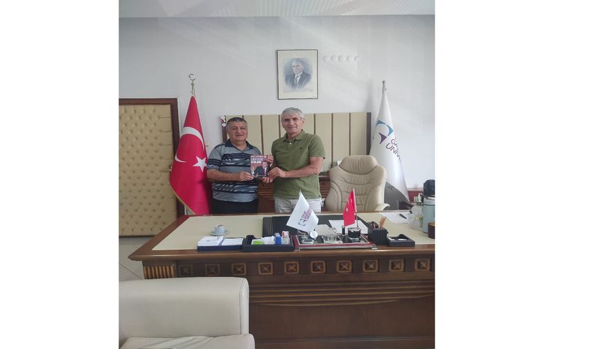 İşitme Engelli Yazar Turan Yalçın'dan Dekan Prof. Dr. Yayar'a Kitap Hediyesi