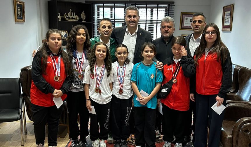 Madalyalı Minik Güreşçilere Eyüp Eroğlu’ndan ödül