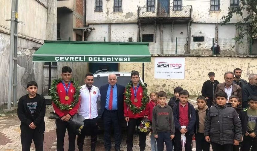 Tokatlı Güreşçiler Balkan'dan Madalyayla Döndü! Çevreli'de Coşkulu Karşılama
