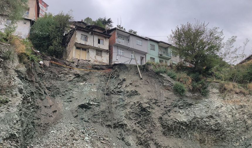 Tokat'ta Yol Bir Anda Çöktü, 2 Katlı Bina Tahliye Edildi