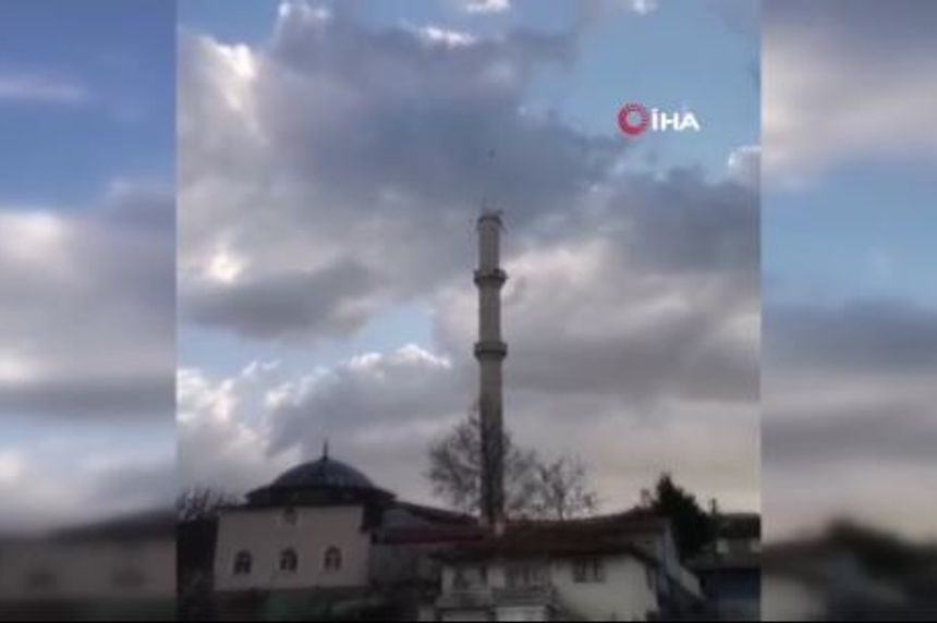 Depremin merkez üssü Sulusaray'da cami minaresi yıkıldı