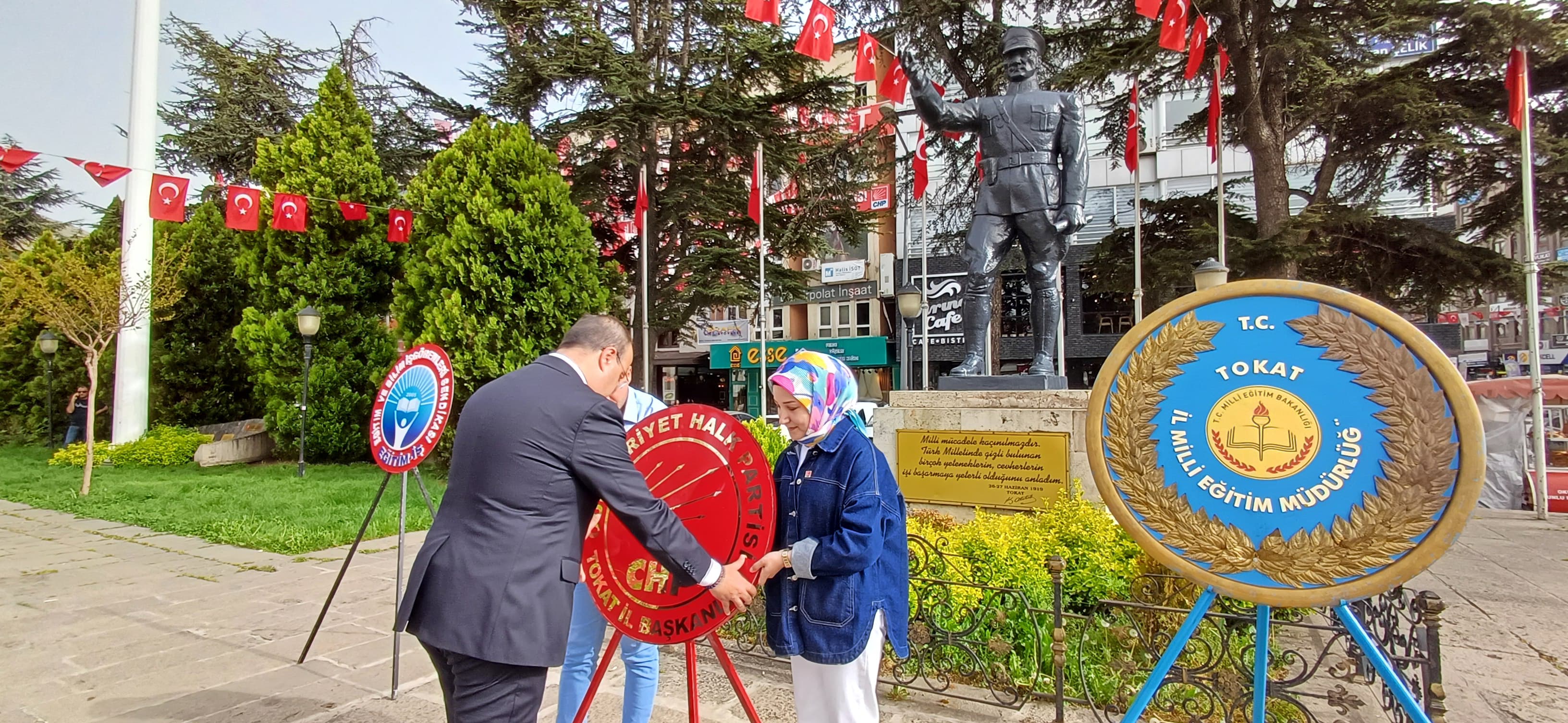 Chp Tokat İl Başkanlığı Atatürk Anıtı'na Çelenk Sunarak 23 Nisan'ı Kutladı (1)
