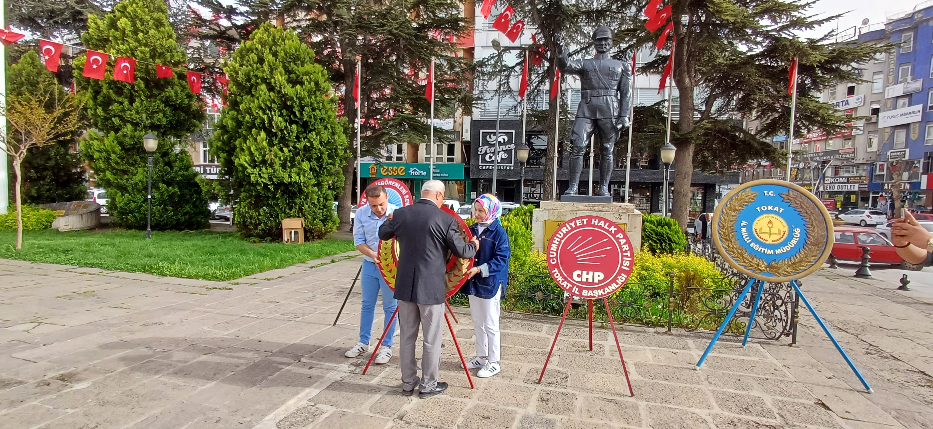 Chp Tokat İl Başkanlığı Atatürk Anıtı'na Çelenk Sunarak 23 Nisan'ı Kutladı (4)