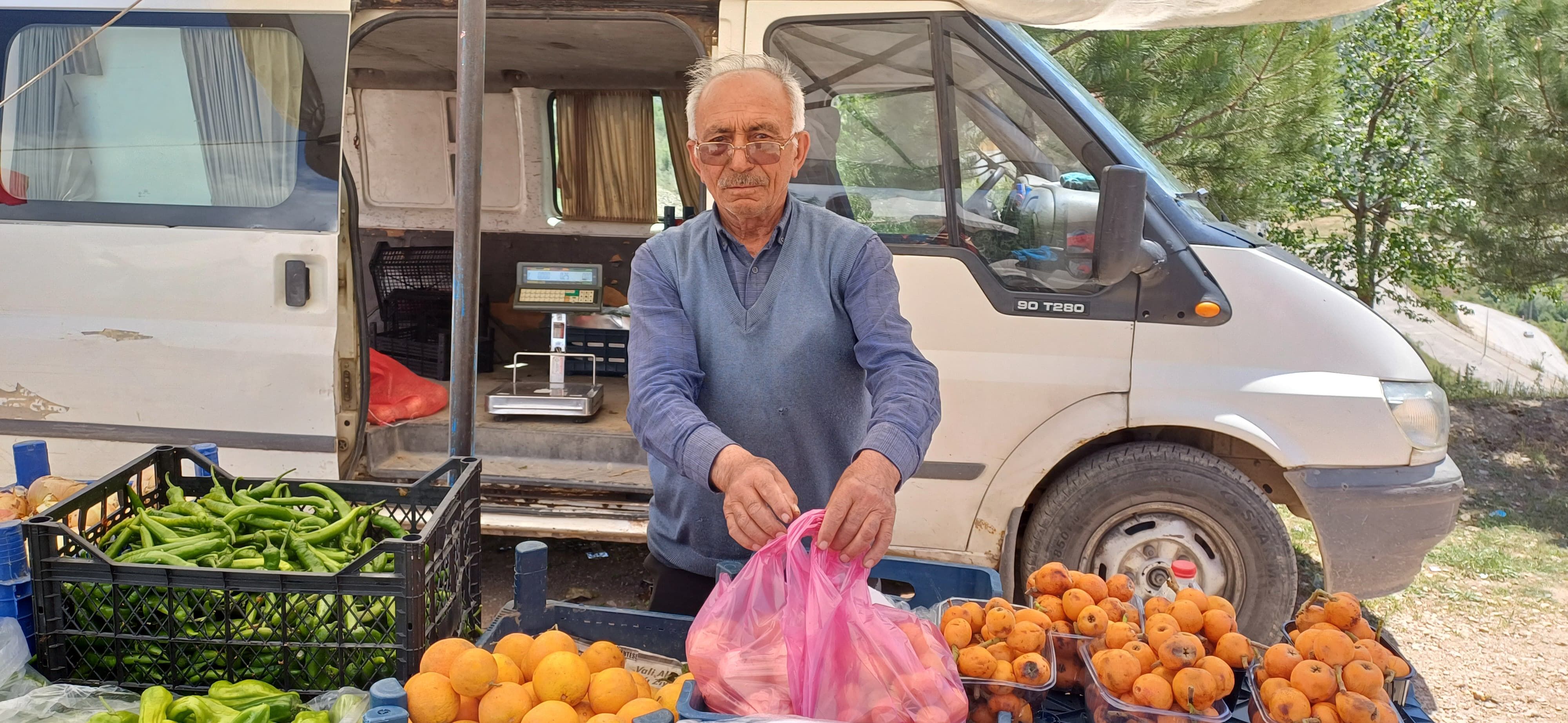 2 ) Sebze Meyve Satıcısı Sadık Özdemir