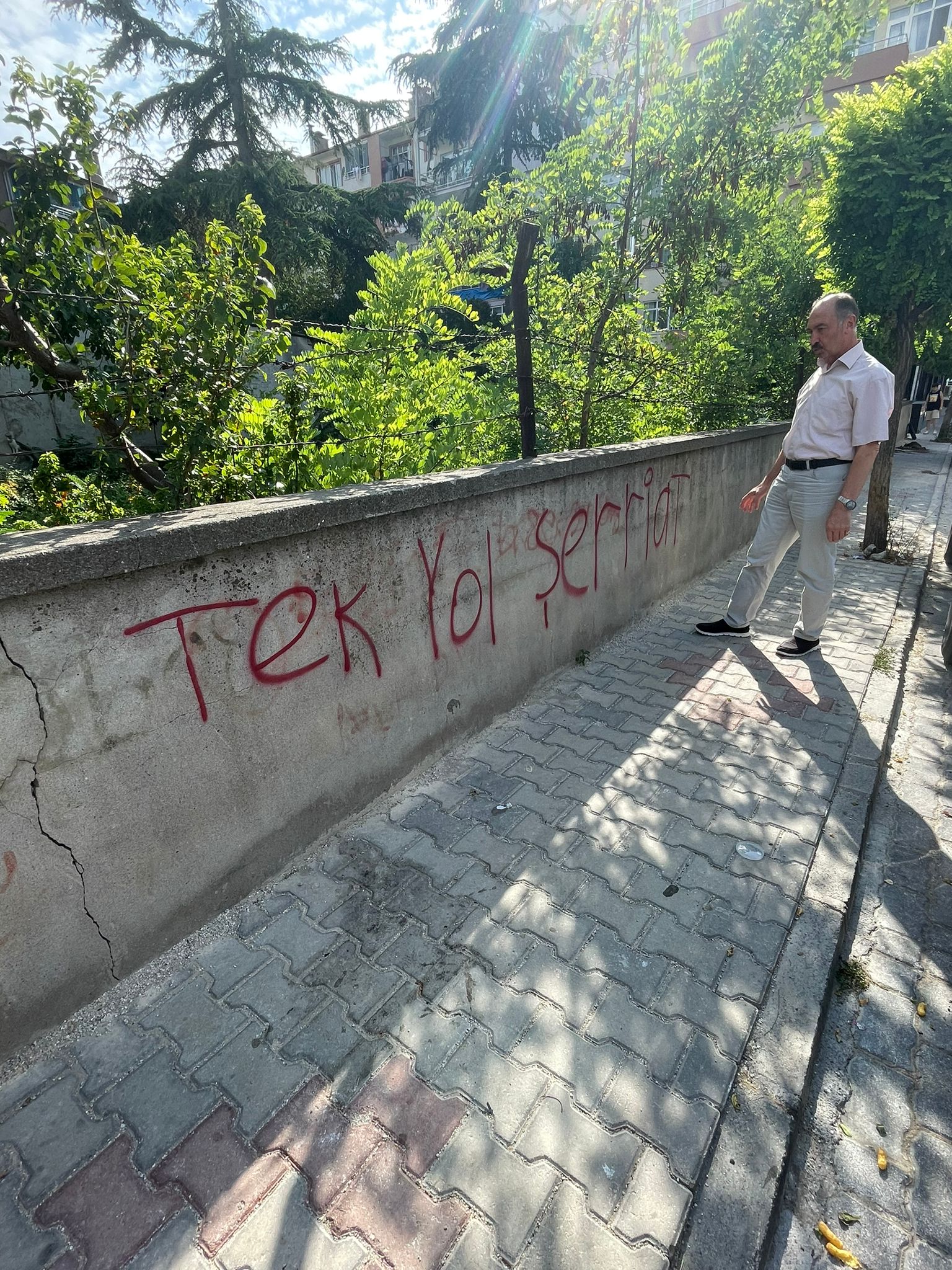 Chp Tokat Merkez İlçe Başkanı Aytekin Ayan, Tokat'taki Tek Yol Şeriat Yazılarına Tepki Gösterdi (5)