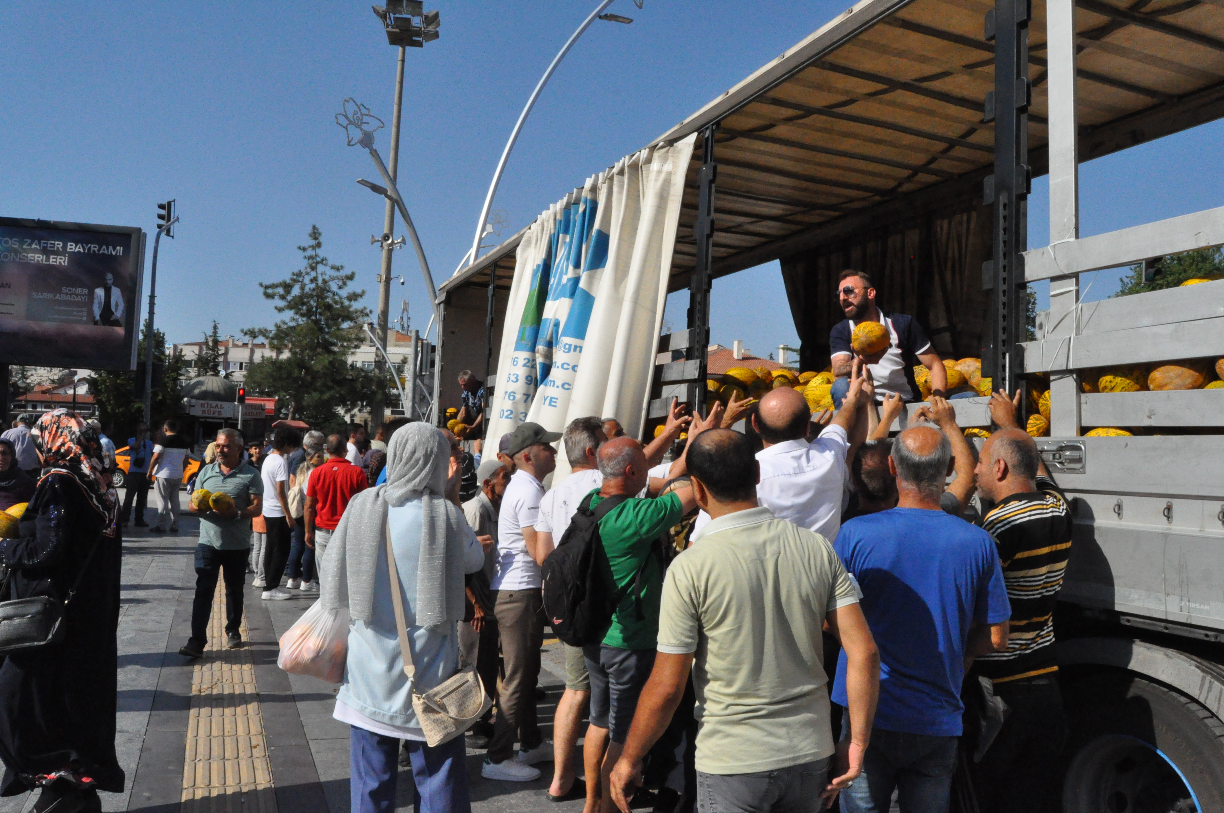 Cumhuriyet Meydanı'nda 25 Ton Kavun Dağıtıldı (1)