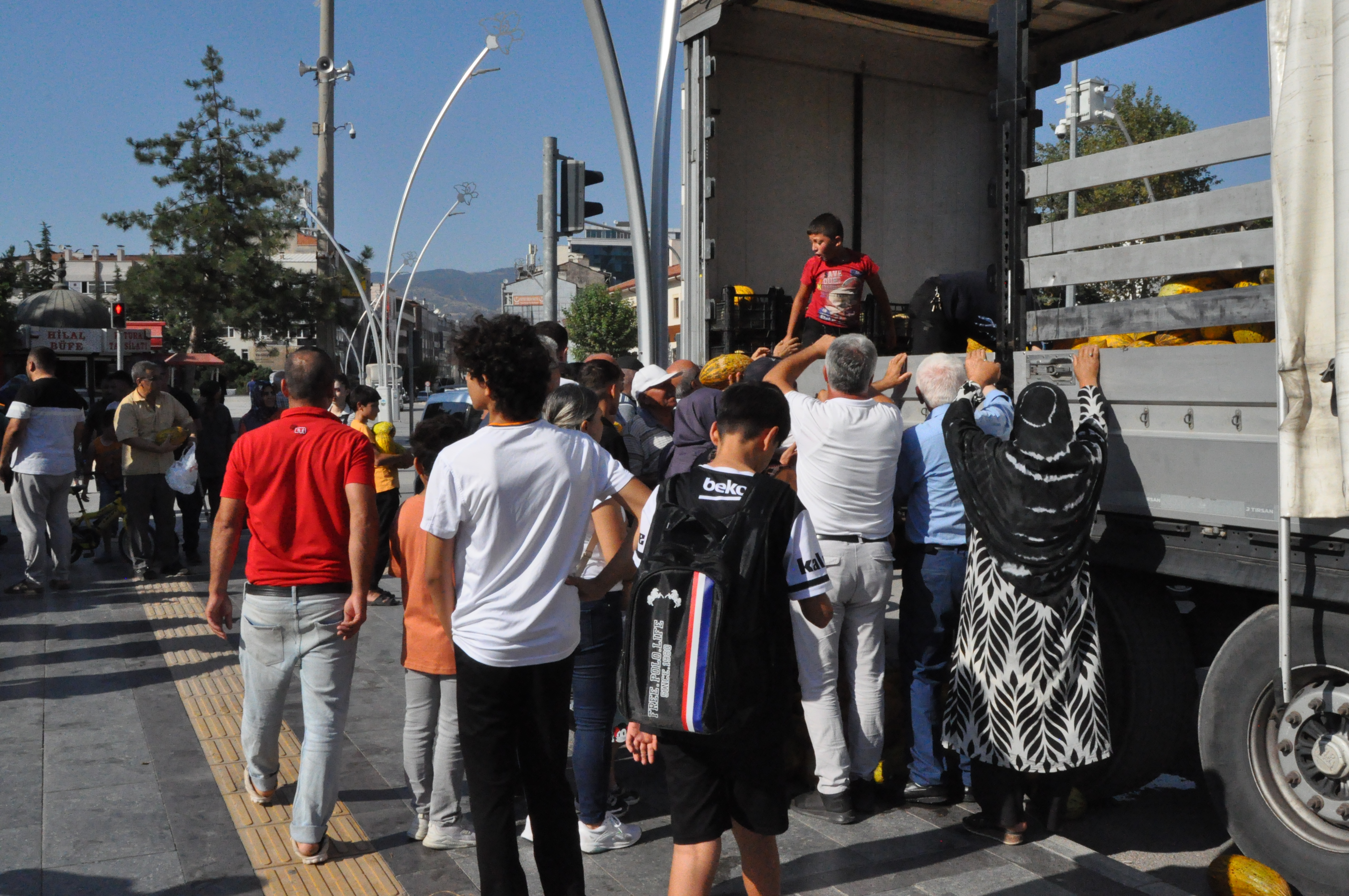 Cumhuriyet Meydanı'nda 25 Ton Kavun Dağıtıldı (2)