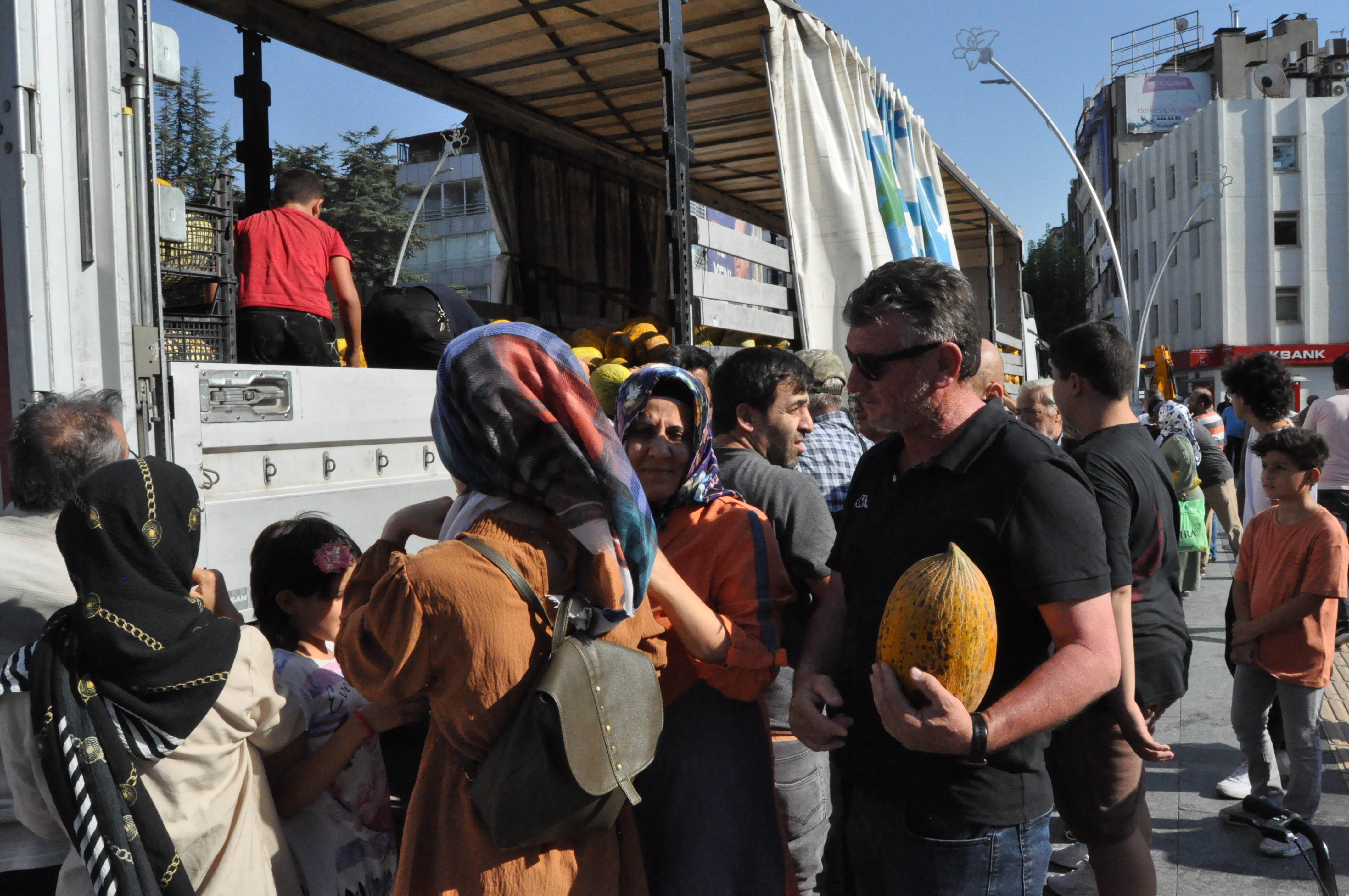 Cumhuriyet Meydanı'nda 25 Ton Kavun Dağıtıldı (4)