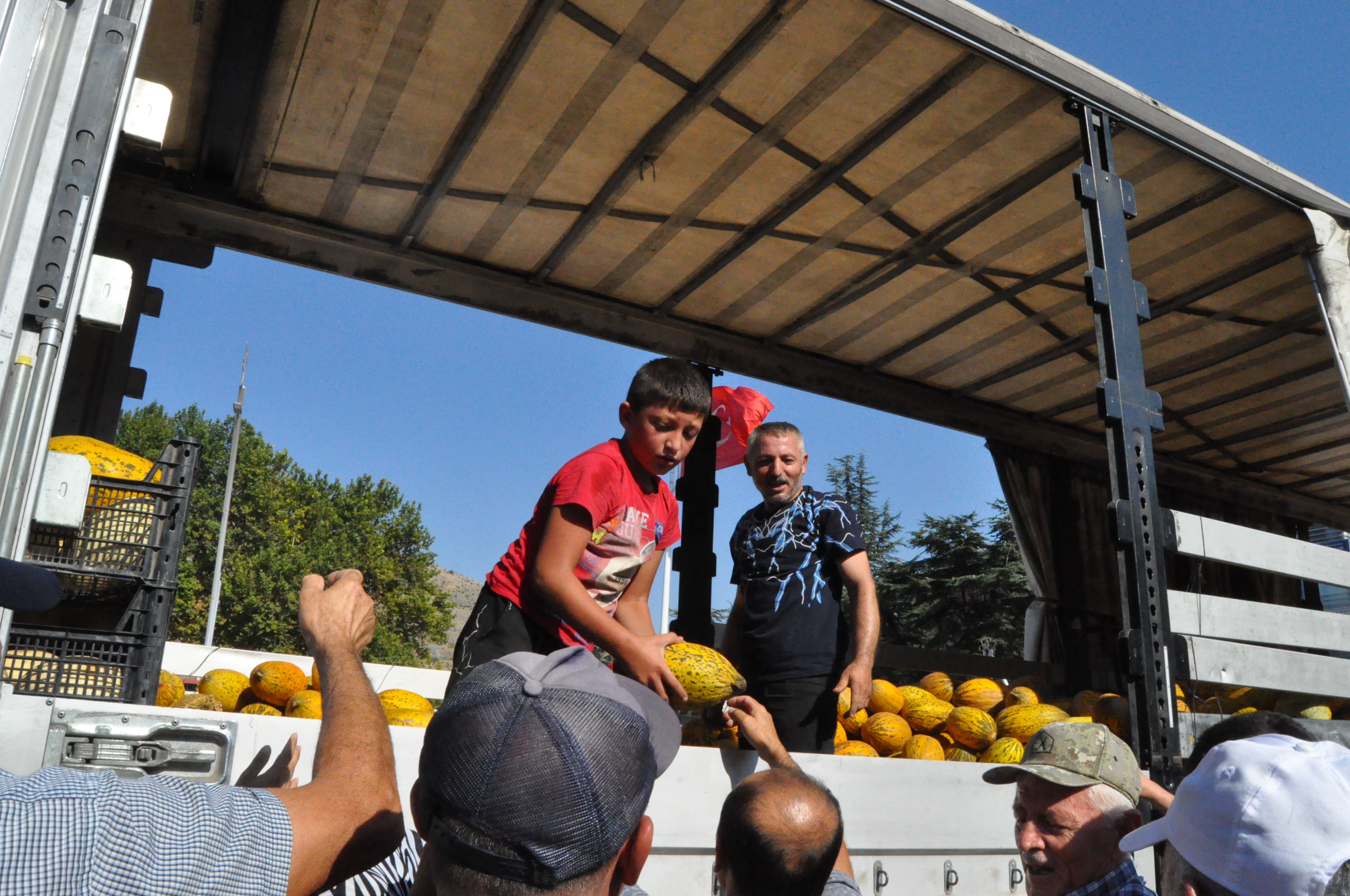 Cumhuriyet Meydanı'nda 25 Ton Kavun Dağıtıldı (5)