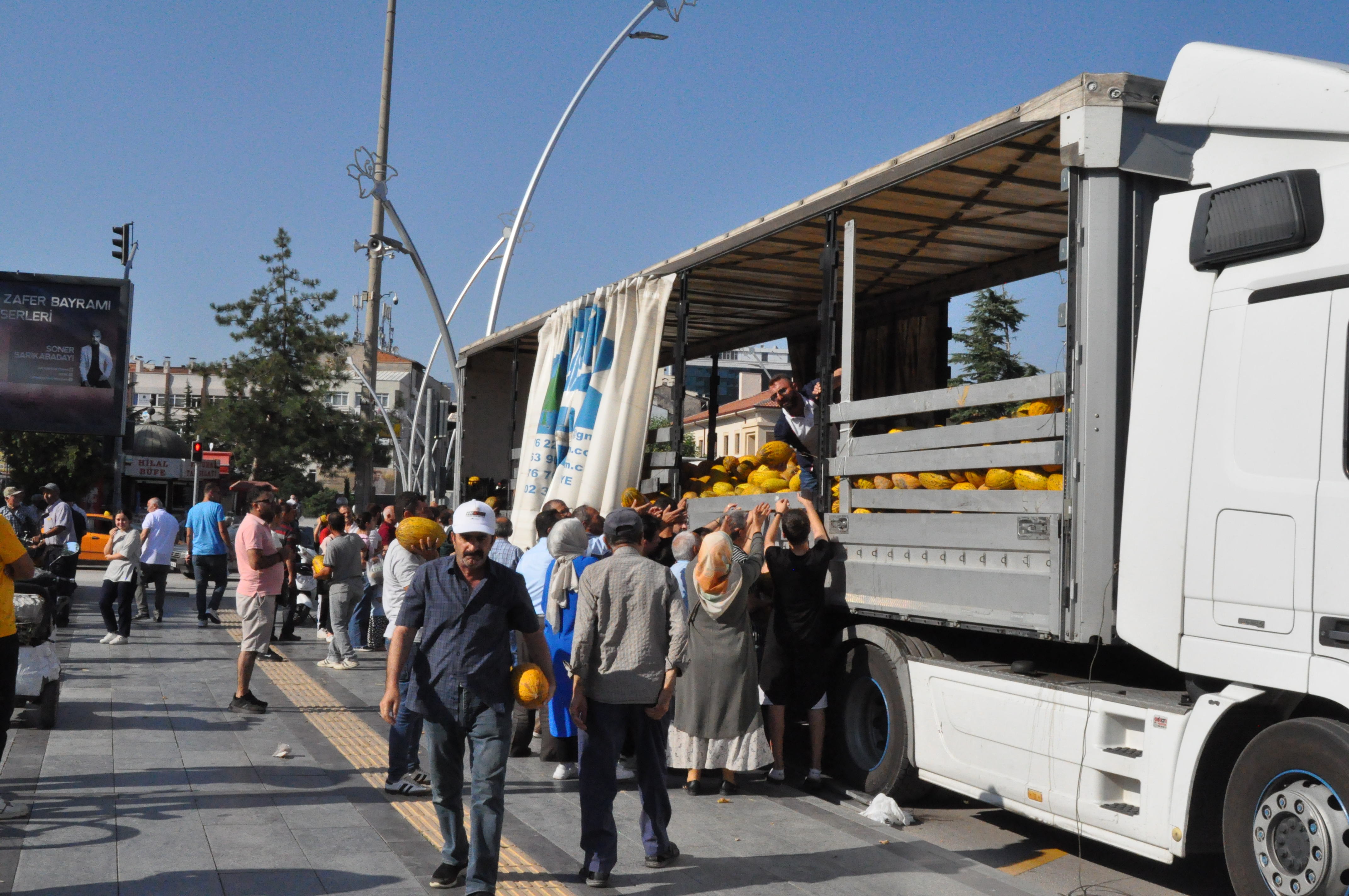 Cumhuriyet Meydanı'nda 25 Ton Kavun Dağıtıldı (9)