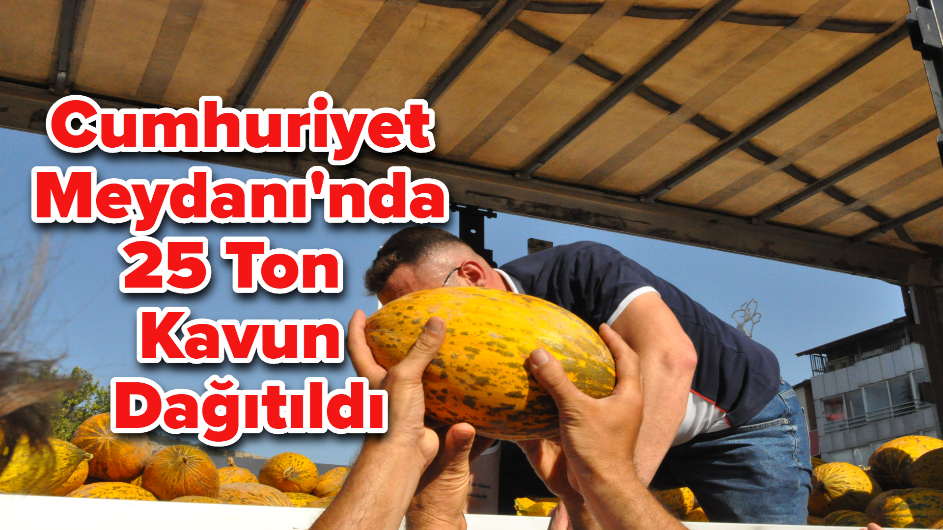 Cumhuriyet Meydanı'nda 25 Ton Kavun Dağıtıldı