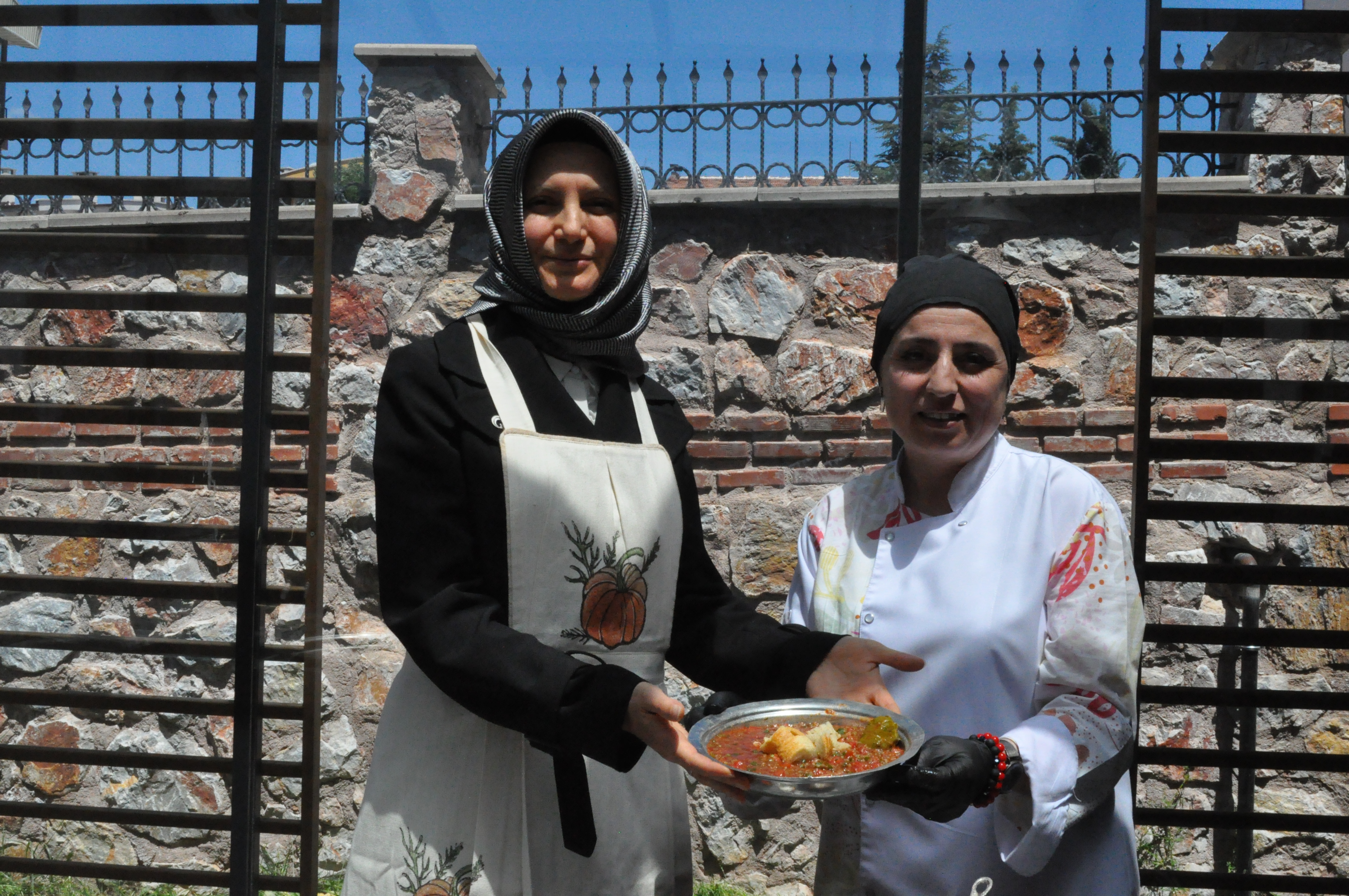 Vali Eşi Yasemin Köklü Mutfağa Girerek Bat Hazırladı (12)