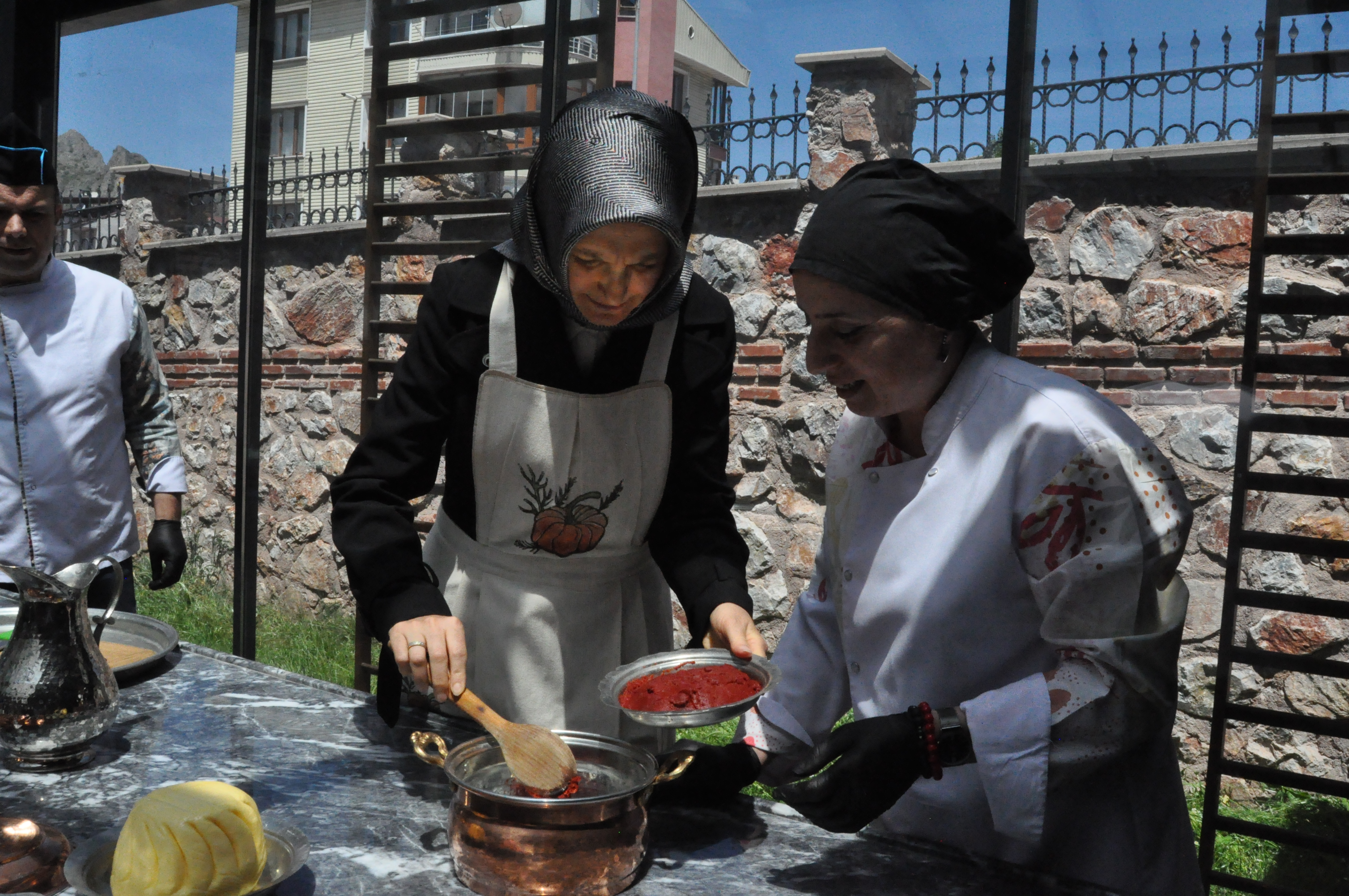 Vali Eşi Yasemin Köklü Mutfağa Girerek Bat Hazırladı (3)