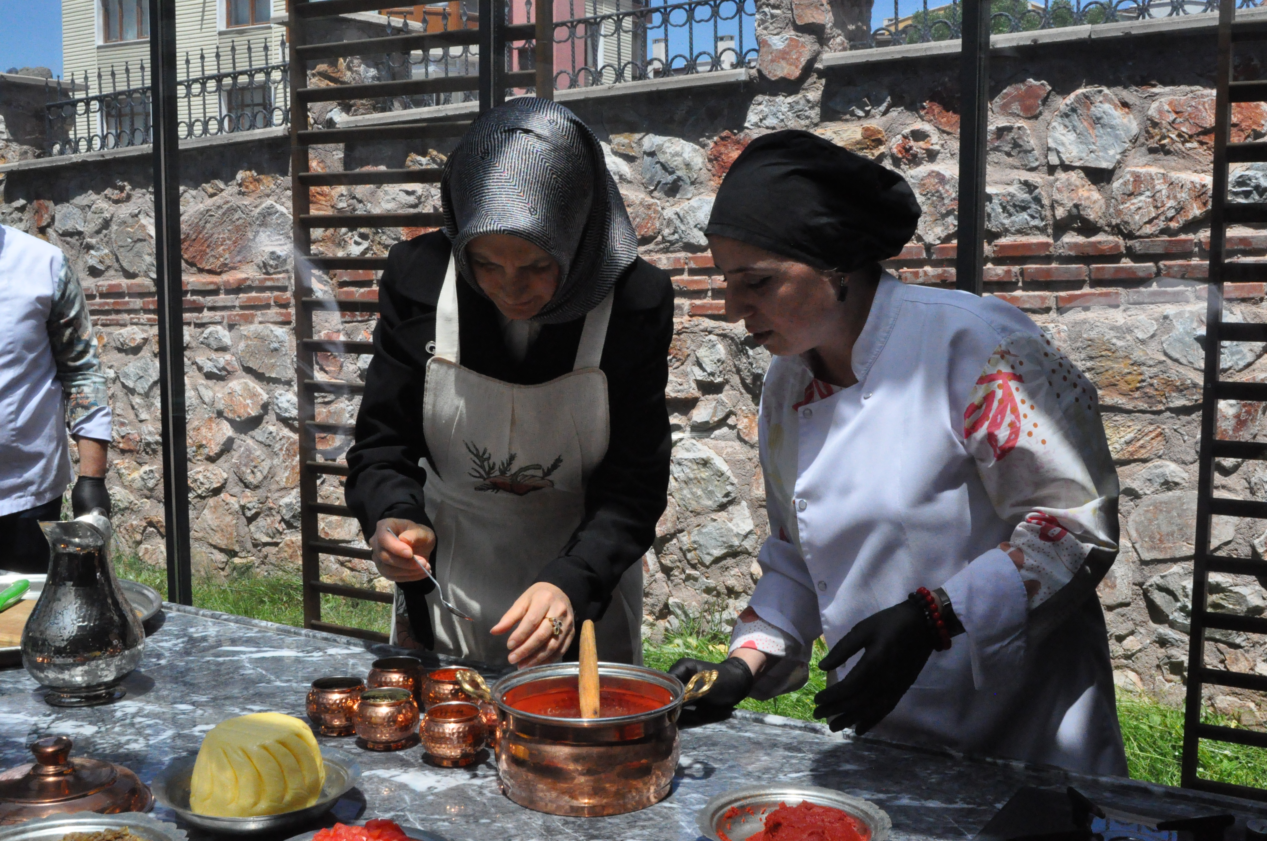 Vali Eşi Yasemin Köklü Mutfağa Girerek Bat Hazırladı (5)