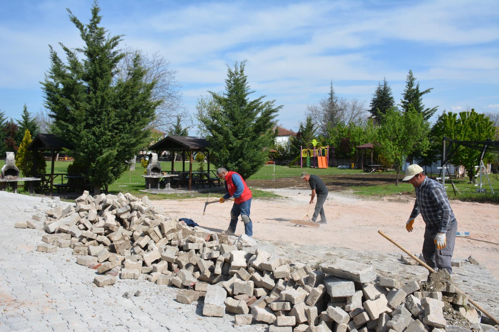 Zile Belediyesi Güreş Festival Ve Piknik Alanı'nda Parke Döşeme Ve Onarım Çalışmalarına Hız Verdi (1)