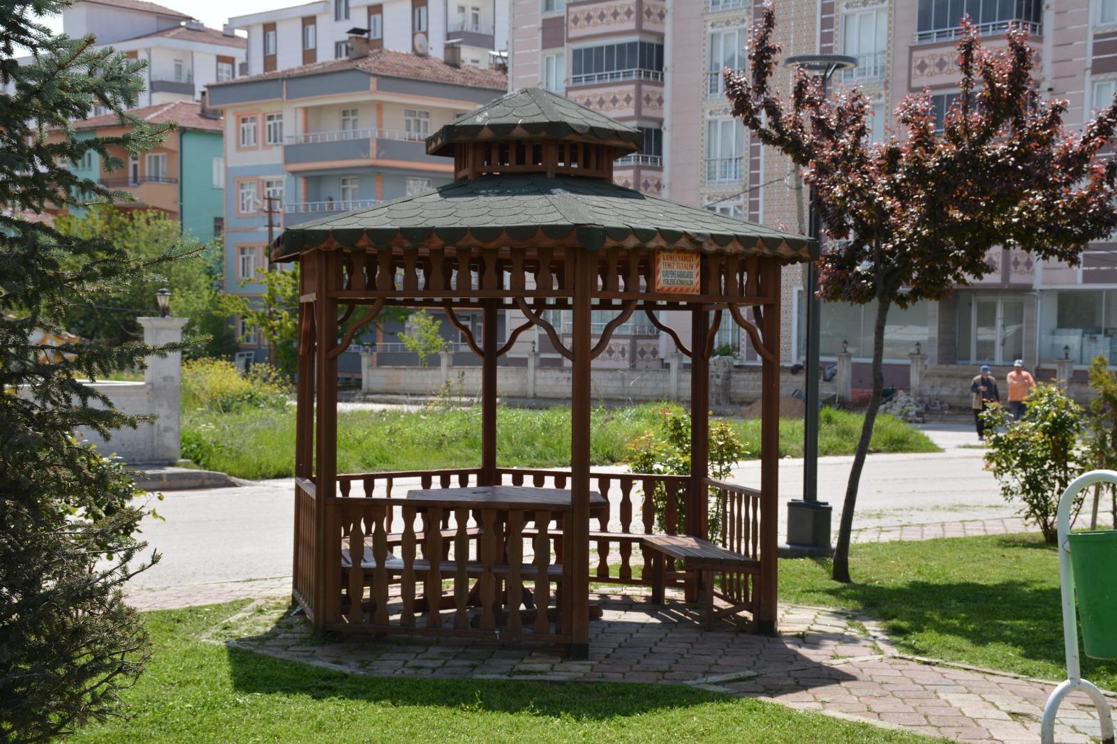 Zile Belediyesi, Yeşil Alanların Bakımı Ile İlçenin Estetiğine Katkı Sağlıyor (2)