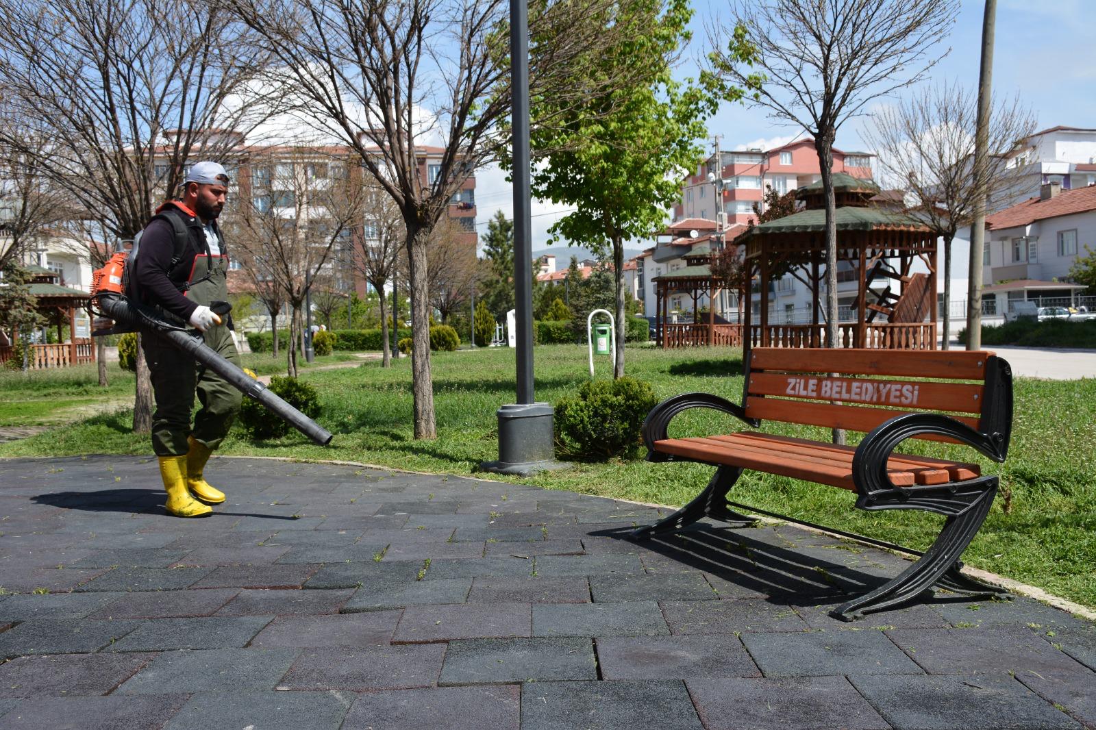 Zile Belediyesi, Yeşil Alanların Bakımı Ile İlçenin Estetiğine Katkı Sağlıyor (6)