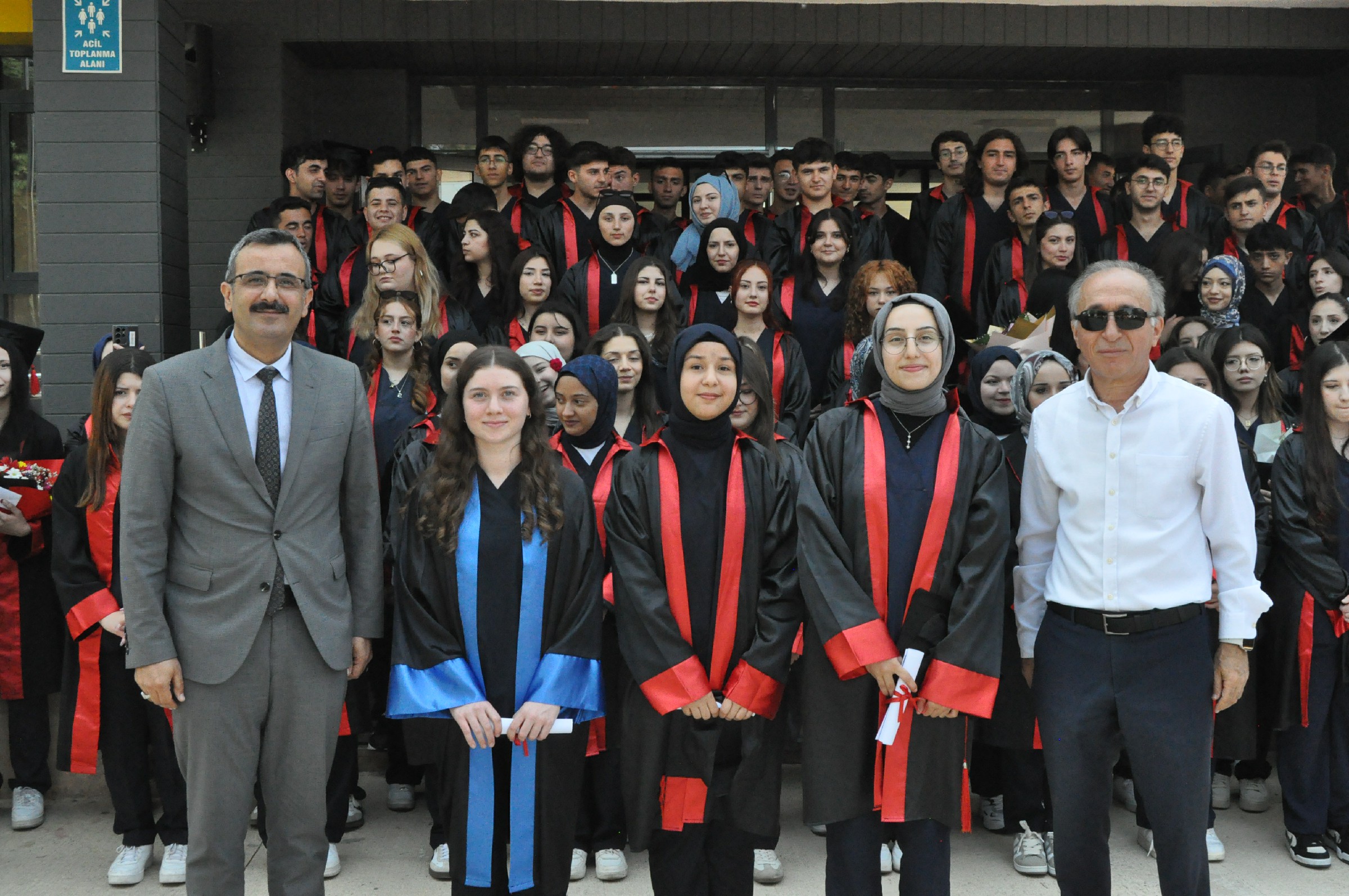 İbn I Sina Mtal'den Coşkulu Mezuniyet Töreniyle 130 Sağlık Neferi Mezun Oldu (15)
