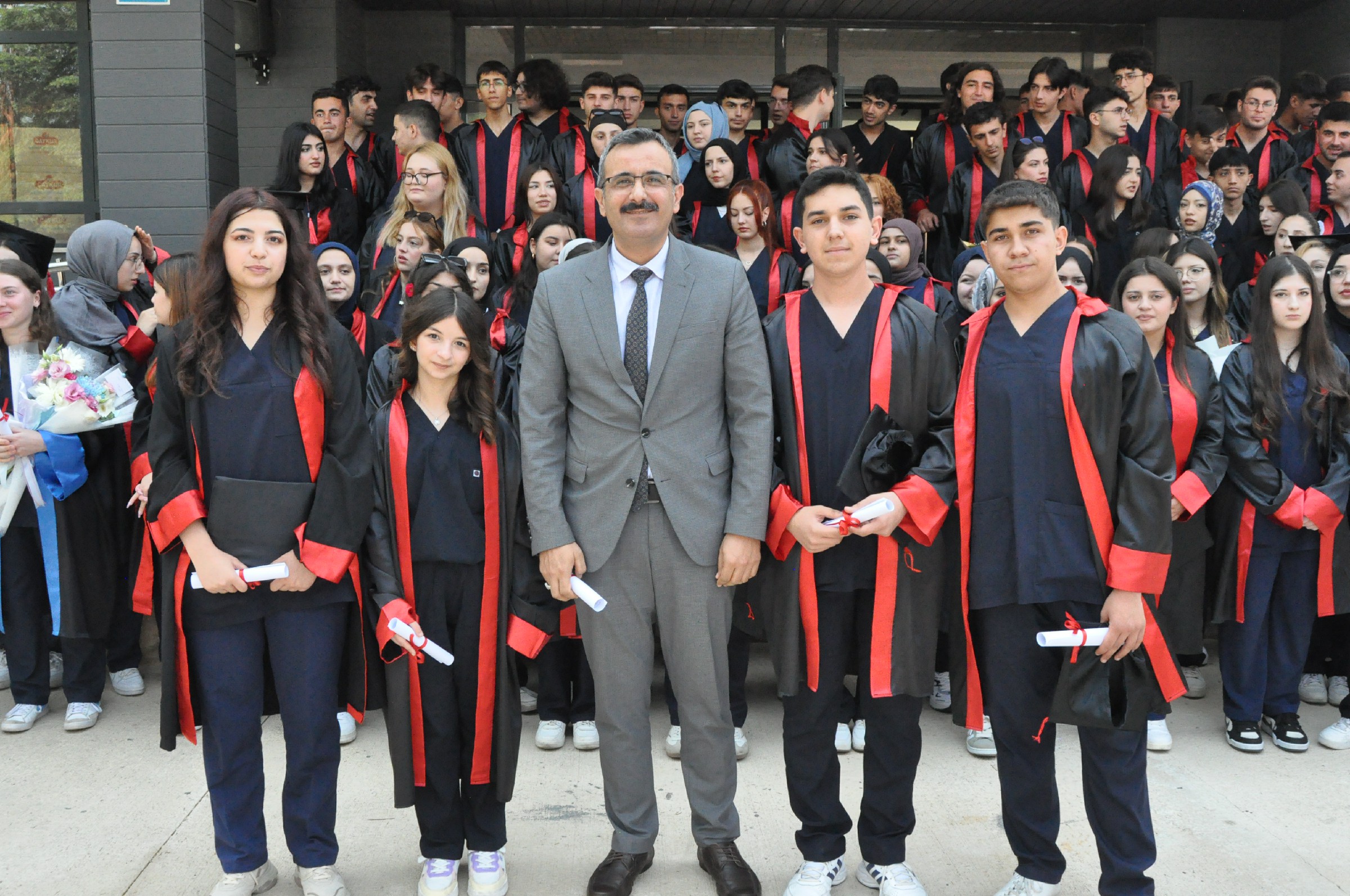 İbn I Sina Mtal'den Coşkulu Mezuniyet Töreniyle 130 Sağlık Neferi Mezun Oldu (18)