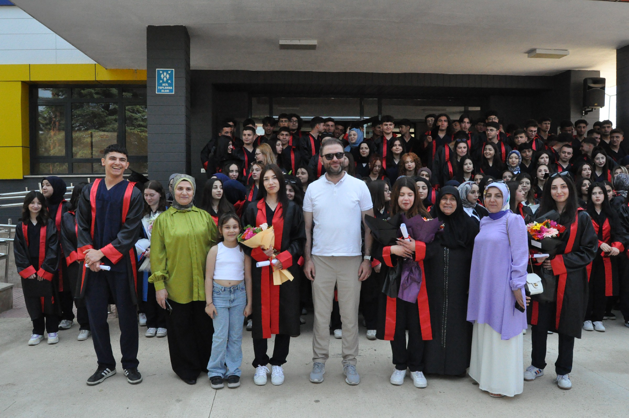 İbn I Sina Mtal'den Coşkulu Mezuniyet Töreniyle 130 Sağlık Neferi Mezun Oldu (21)