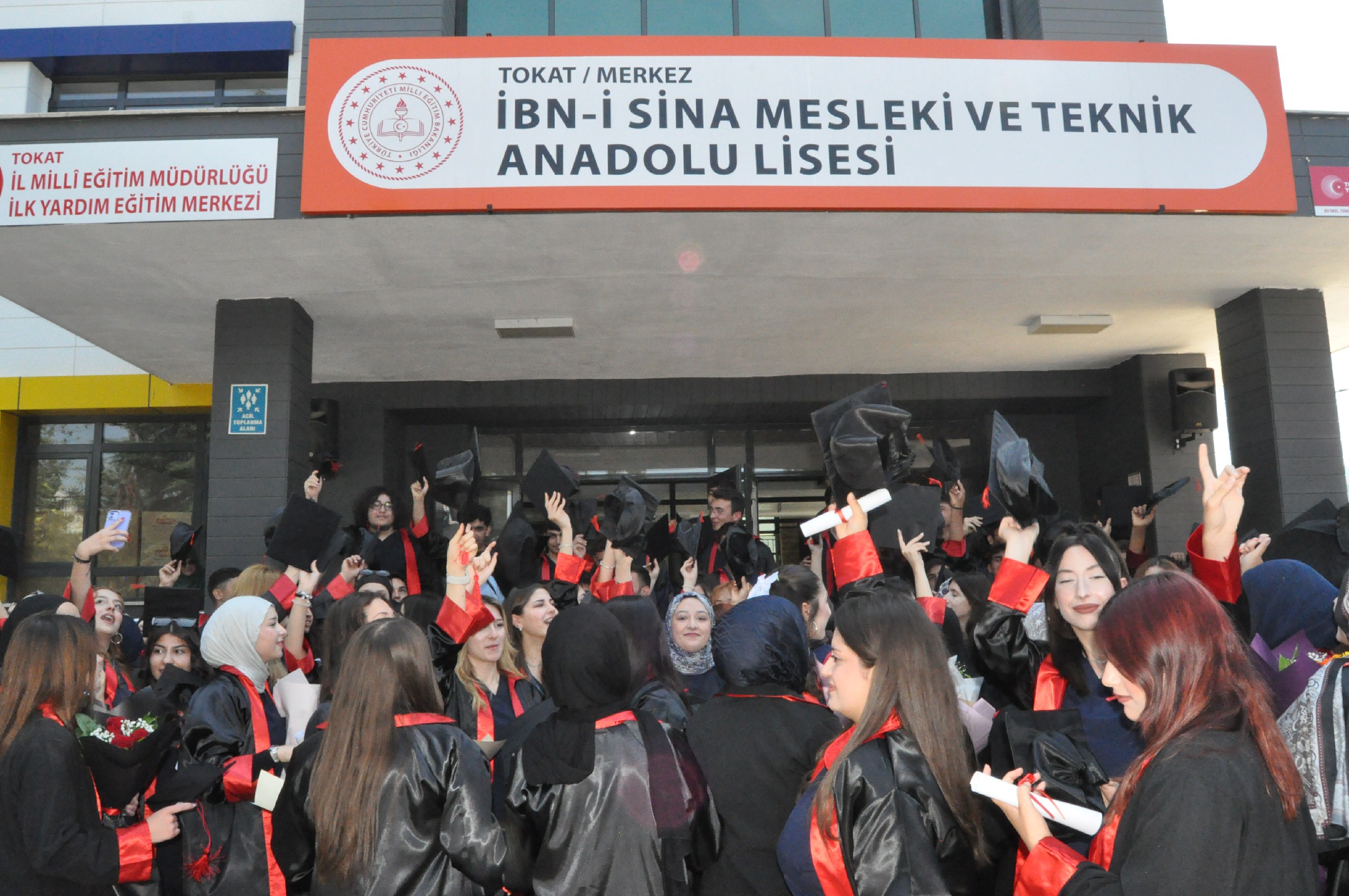 İbn I Sina Mtal'den Coşkulu Mezuniyet Töreniyle 130 Sağlık Neferi Mezun Oldu (33)