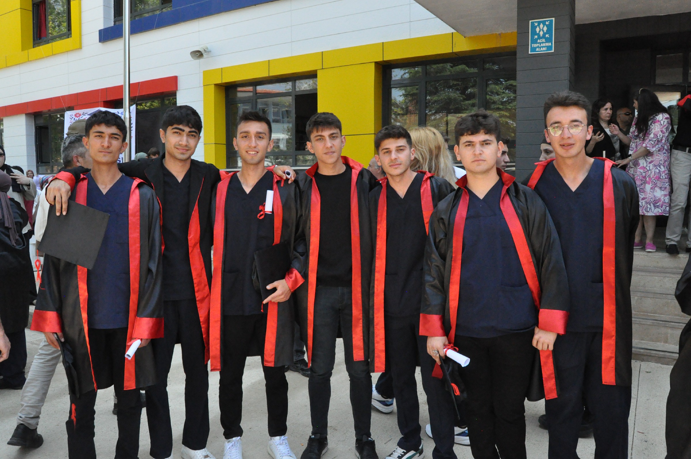 İbn I Sina Mtal'den Coşkulu Mezuniyet Töreniyle 130 Sağlık Neferi Mezun Oldu (41)