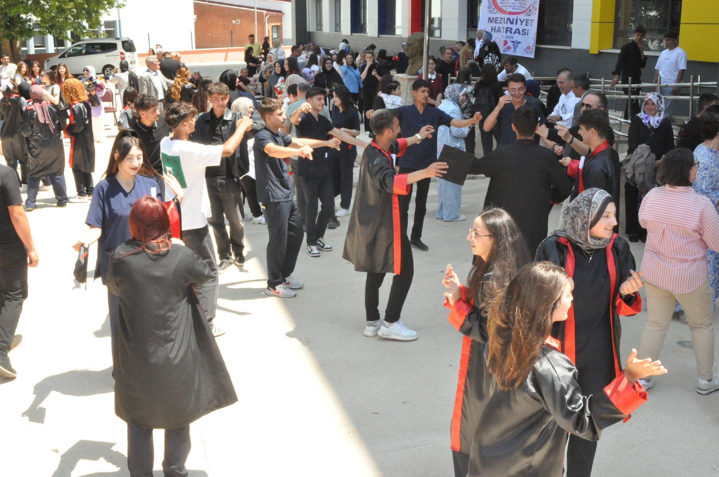 İbn I Sina Mtal'den Coşkulu Mezuniyet Töreniyle 130 Sağlık Neferi Mezun Oldu (44)