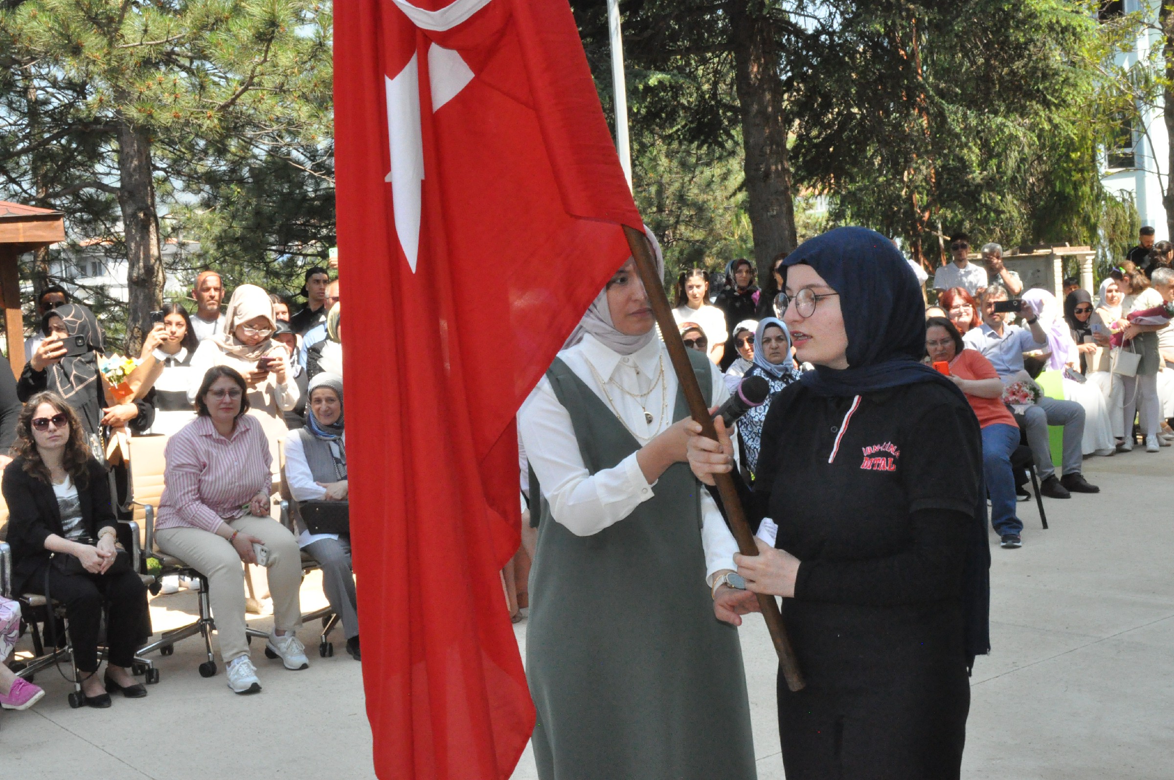 İbn I Sina Mtal'den Coşkulu Mezuniyet Töreniyle 130 Sağlık Neferi Mezun Oldu (9)