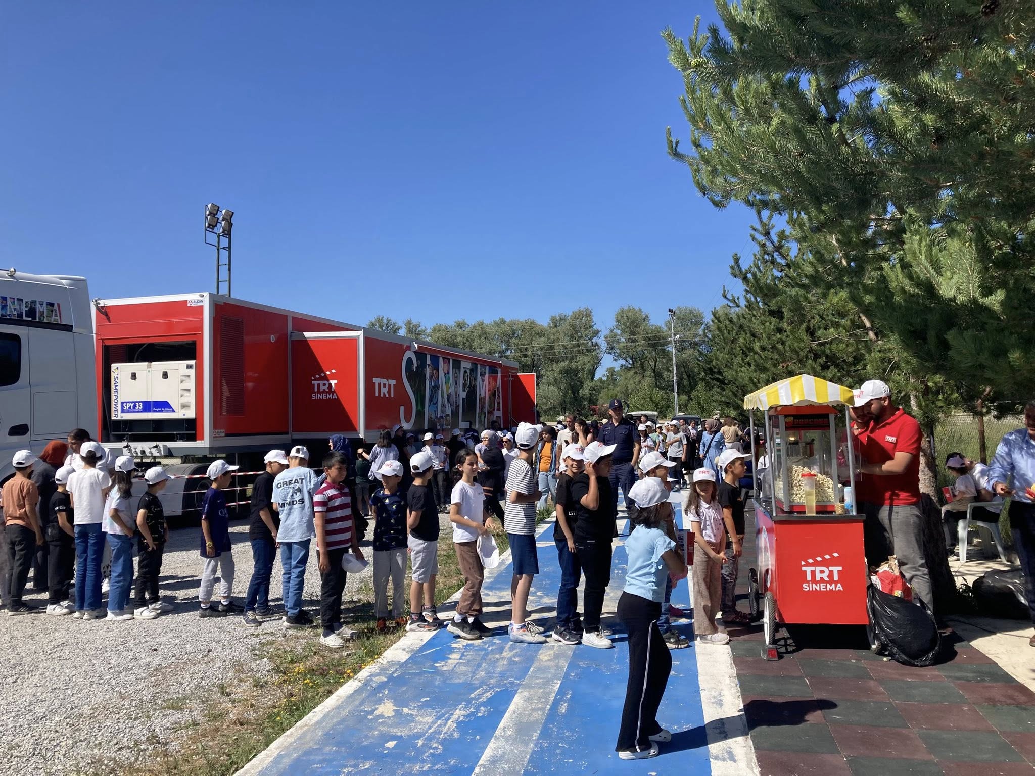 Trt Sinema Tırı Artova’da Miniklerle Buluştu (2)