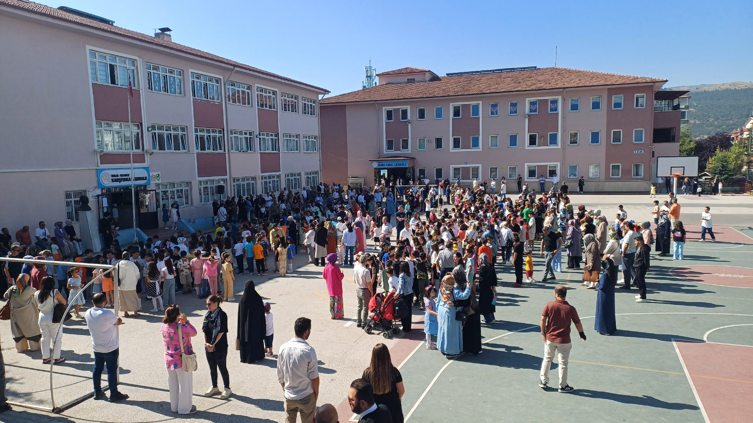 Vekil Aldemir Oğlunun Karnesini Kendi Elleriyle Verdi (1)