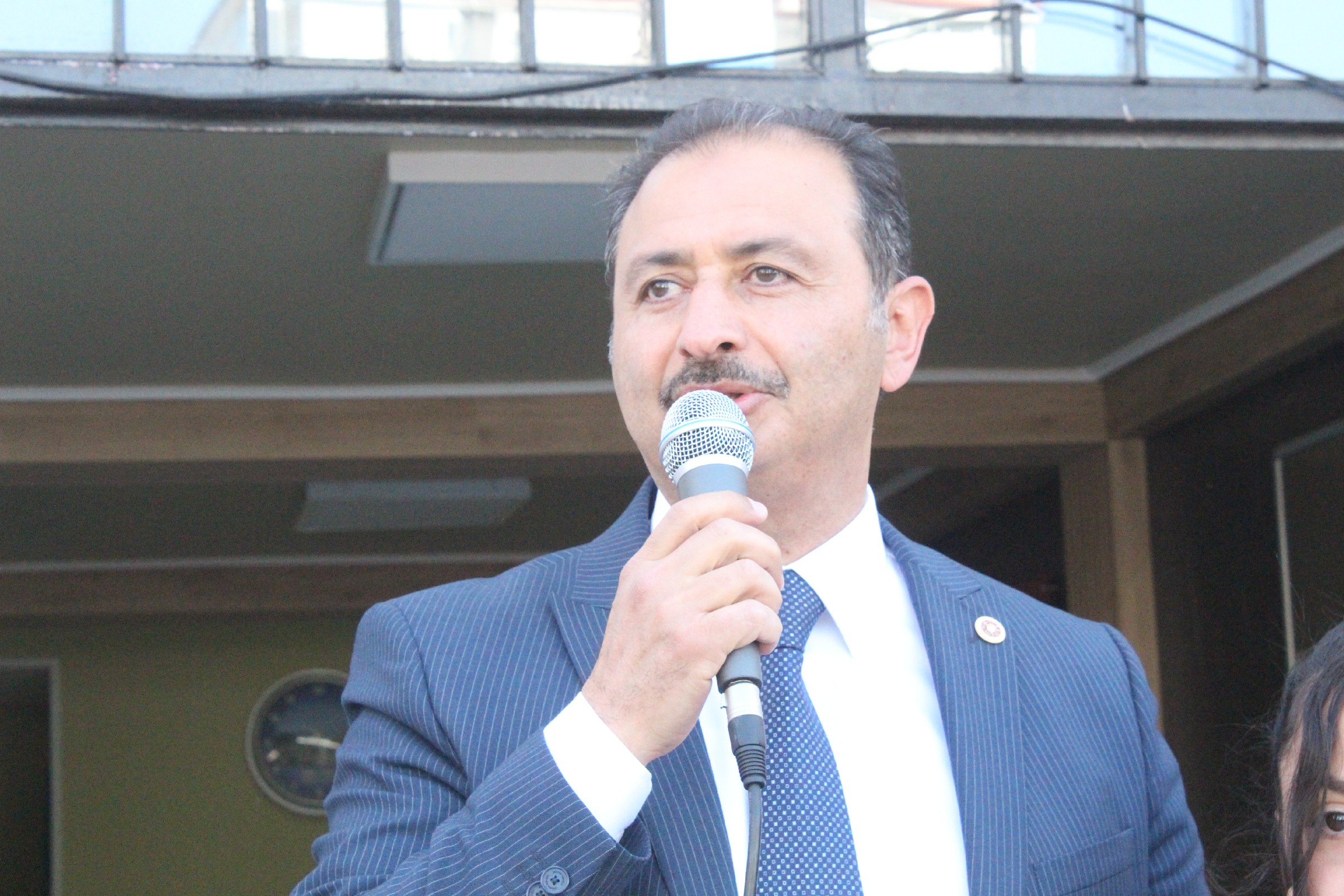 Vekil Aldemir Oğlunun Karnesini Kendi Elleriyle Verdi (10)