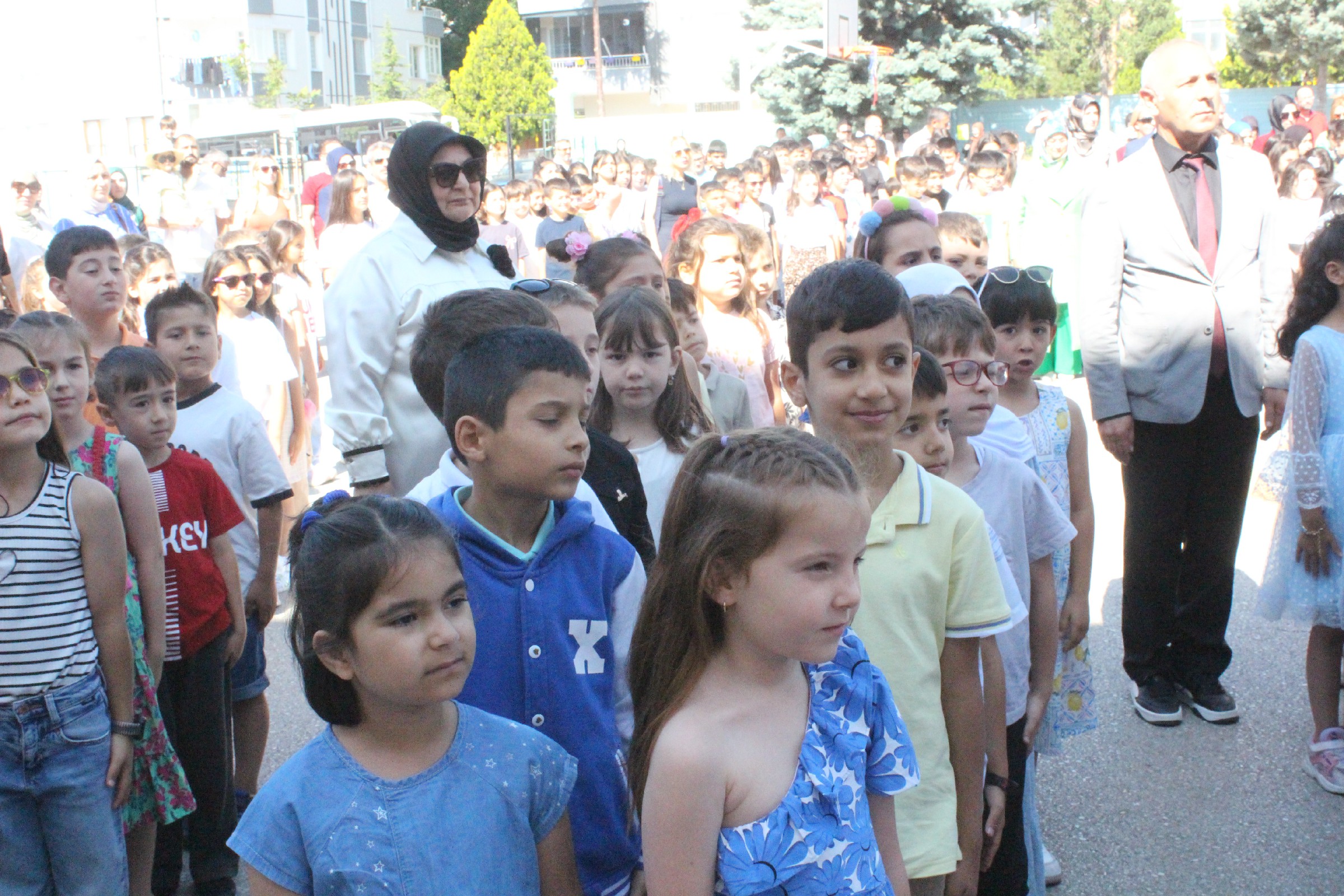 Vekil Aldemir Oğlunun Karnesini Kendi Elleriyle Verdi (11)