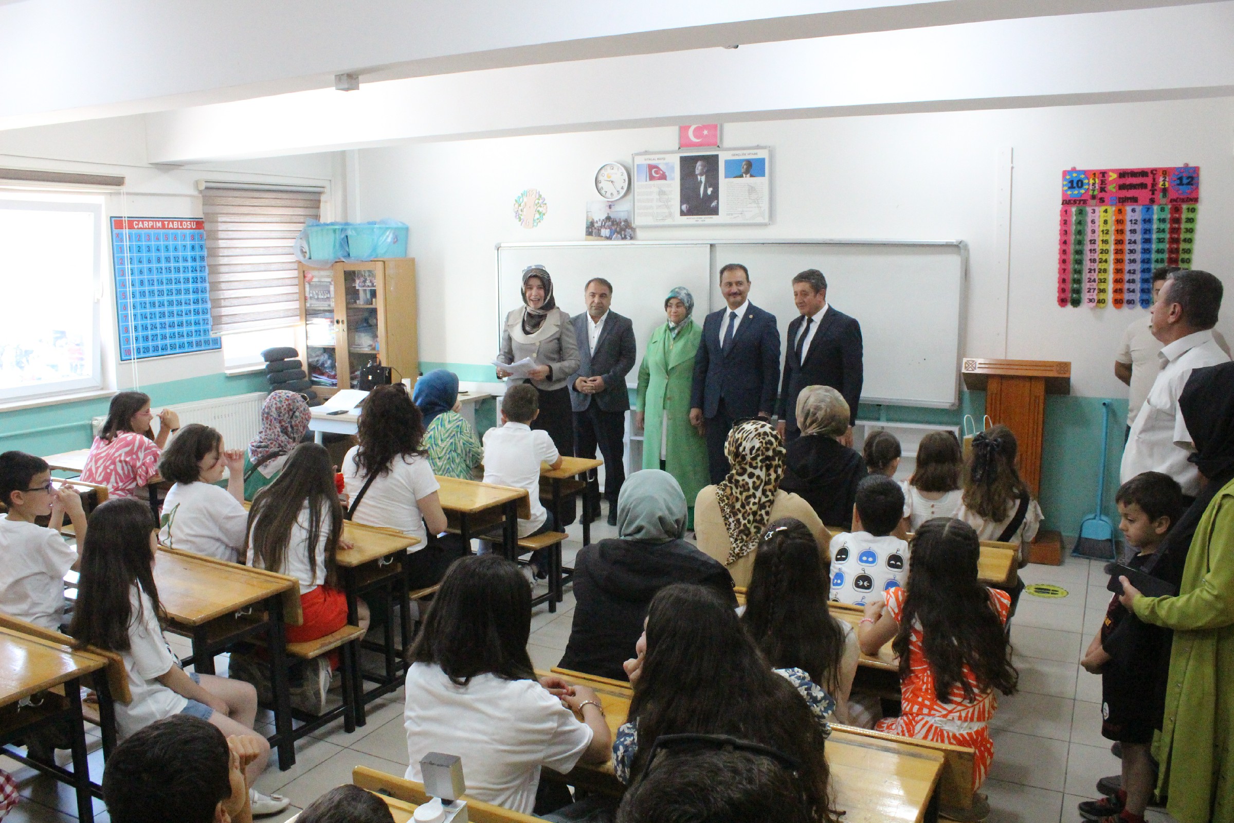 Vekil Aldemir Oğlunun Karnesini Kendi Elleriyle Verdi (12)