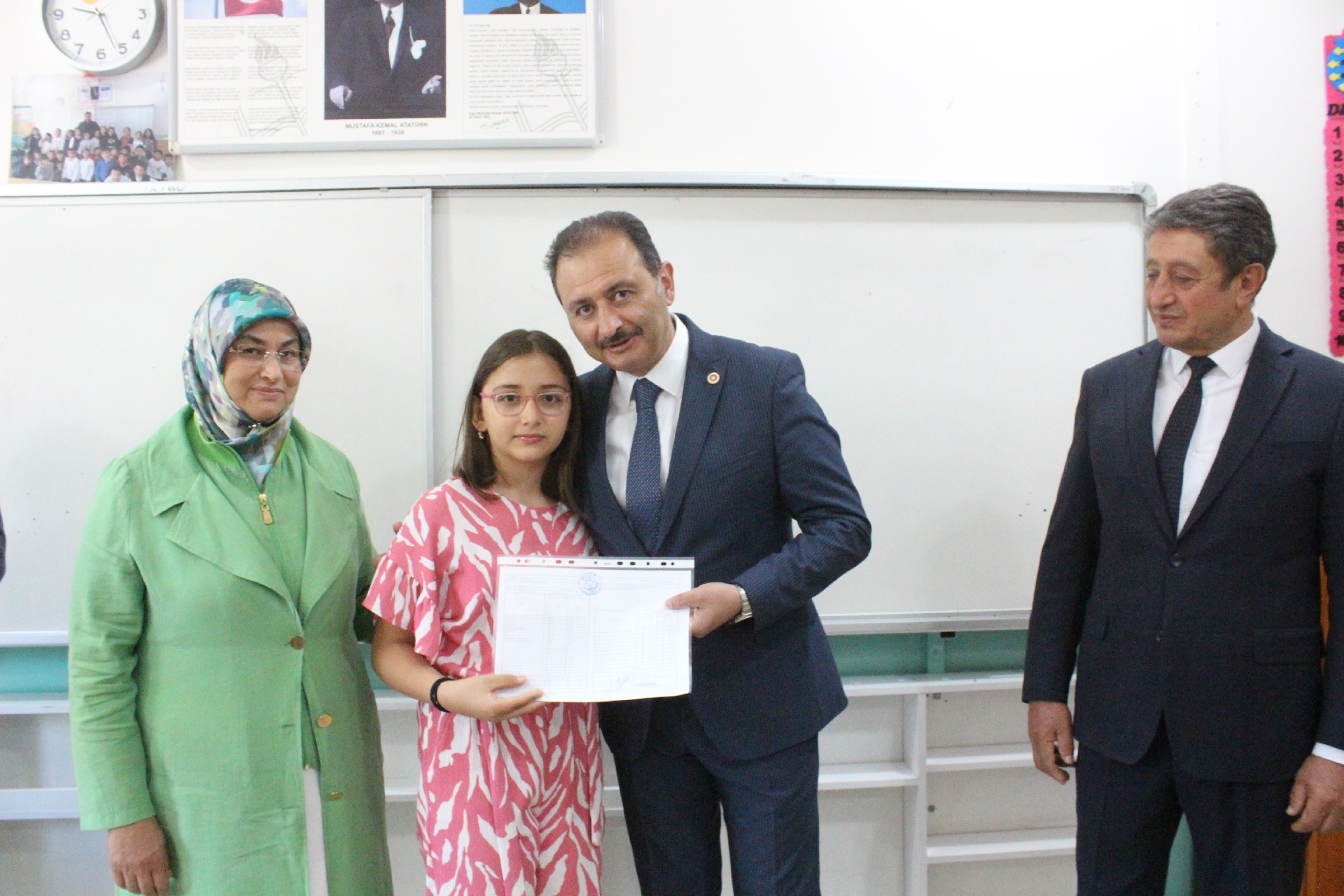 Vekil Aldemir Oğlunun Karnesini Kendi Elleriyle Verdi (13)