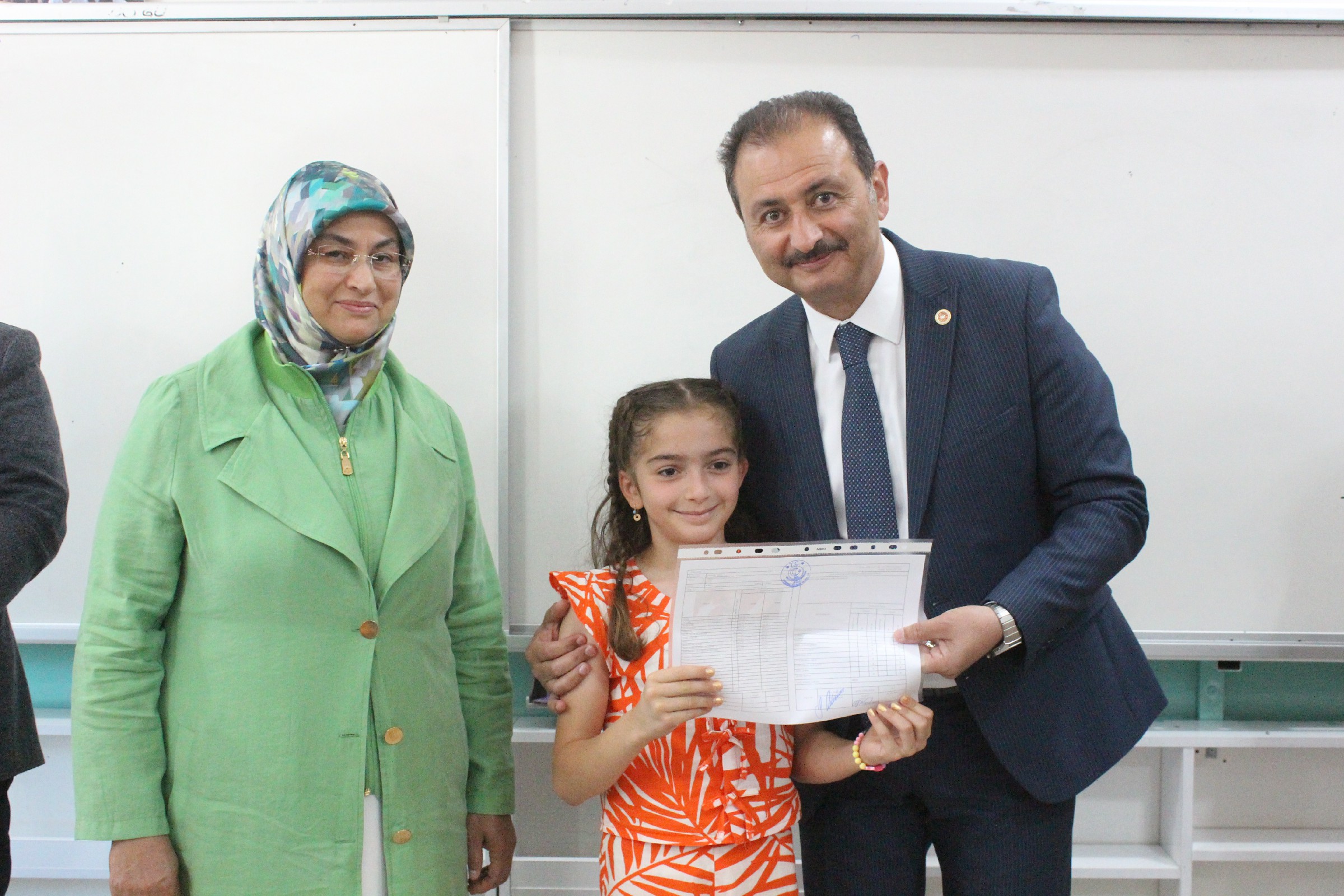 Vekil Aldemir Oğlunun Karnesini Kendi Elleriyle Verdi (14)