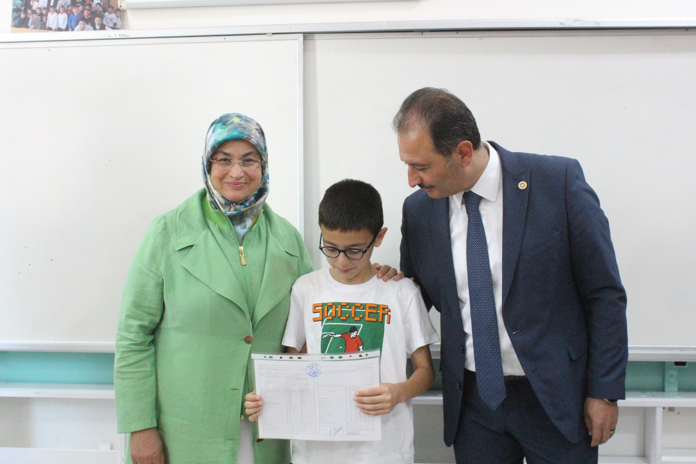 Vekil Aldemir Oğlunun Karnesini Kendi Elleriyle Verdi (15)