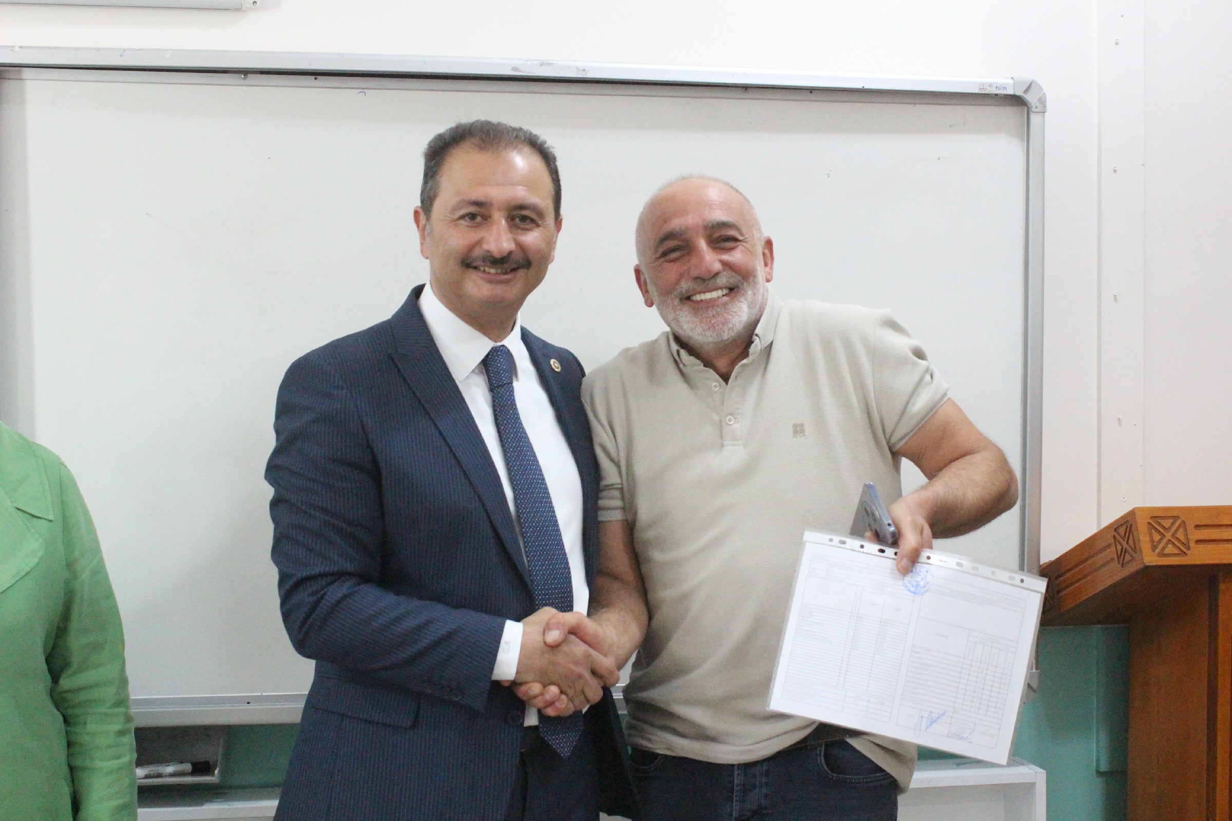Vekil Aldemir Oğlunun Karnesini Kendi Elleriyle Verdi (18)