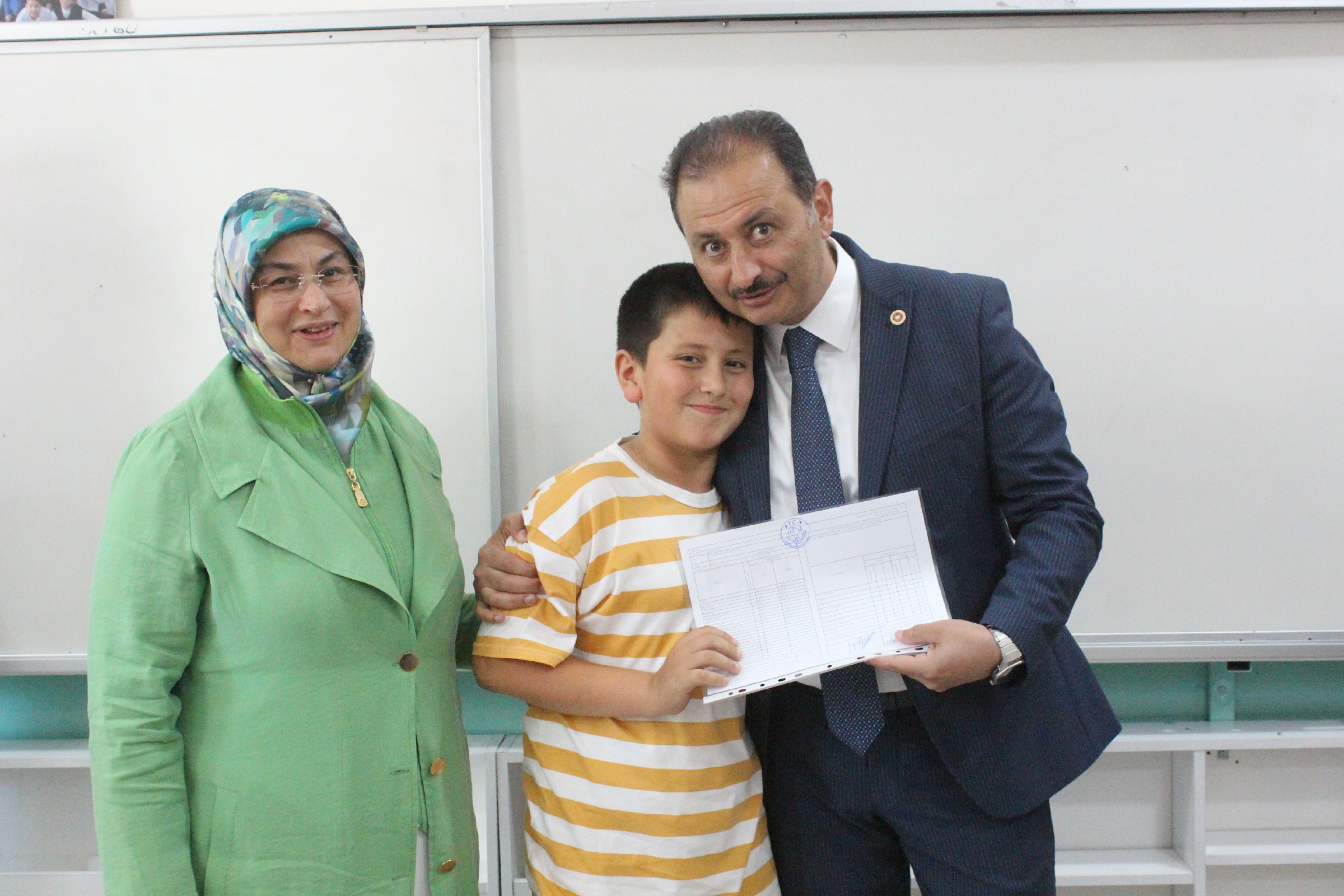 Vekil Aldemir Oğlunun Karnesini Kendi Elleriyle Verdi (19)