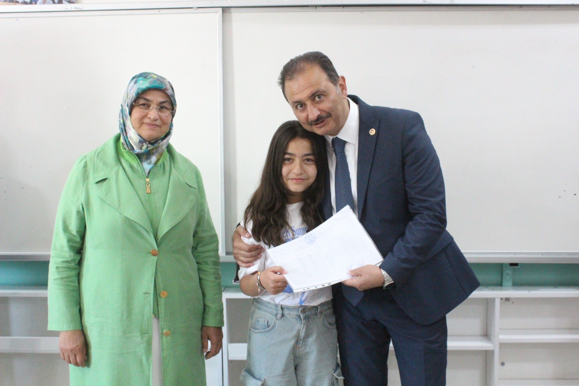 Vekil Aldemir Oğlunun Karnesini Kendi Elleriyle Verdi (20)