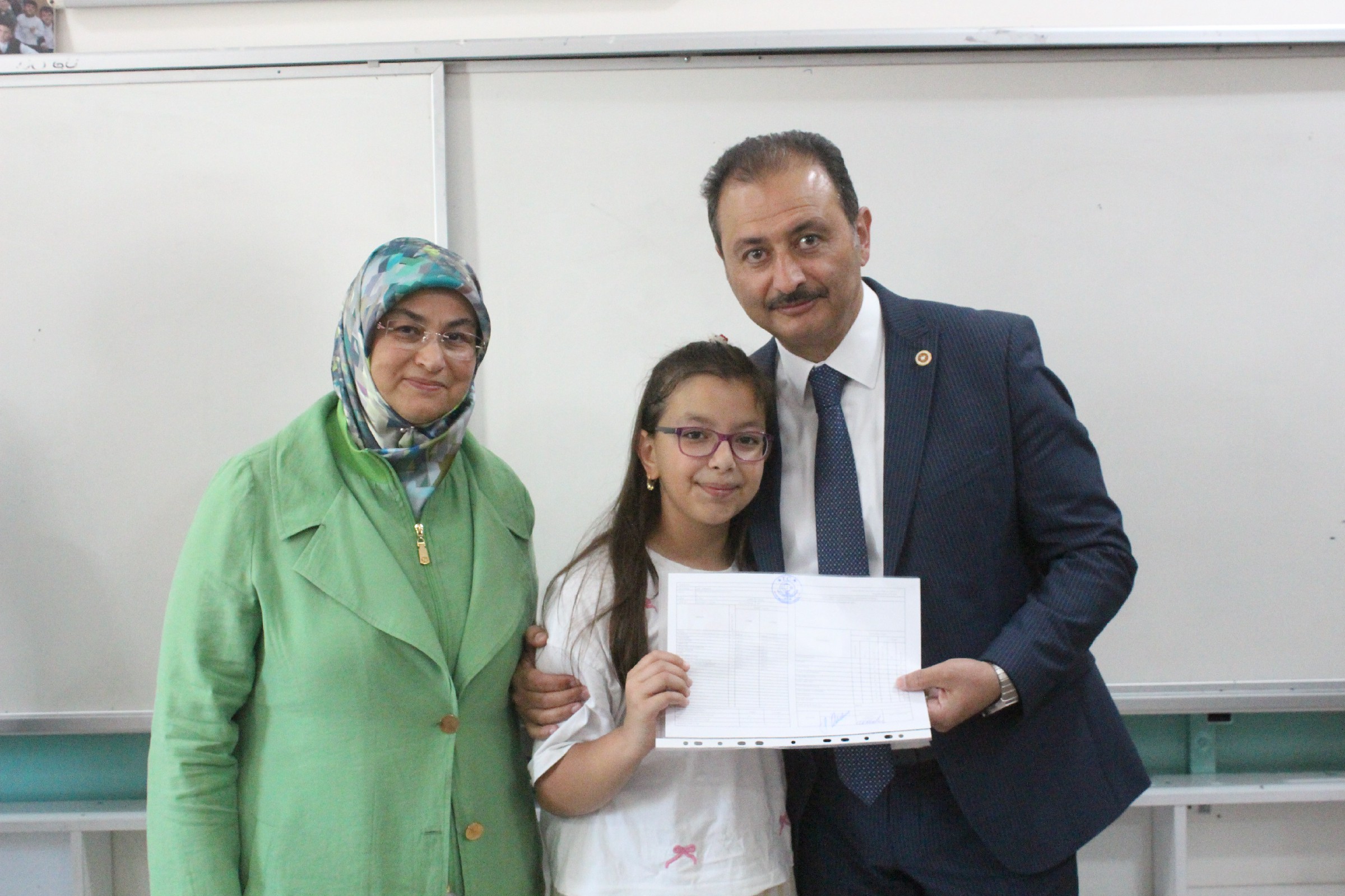 Vekil Aldemir Oğlunun Karnesini Kendi Elleriyle Verdi (21)