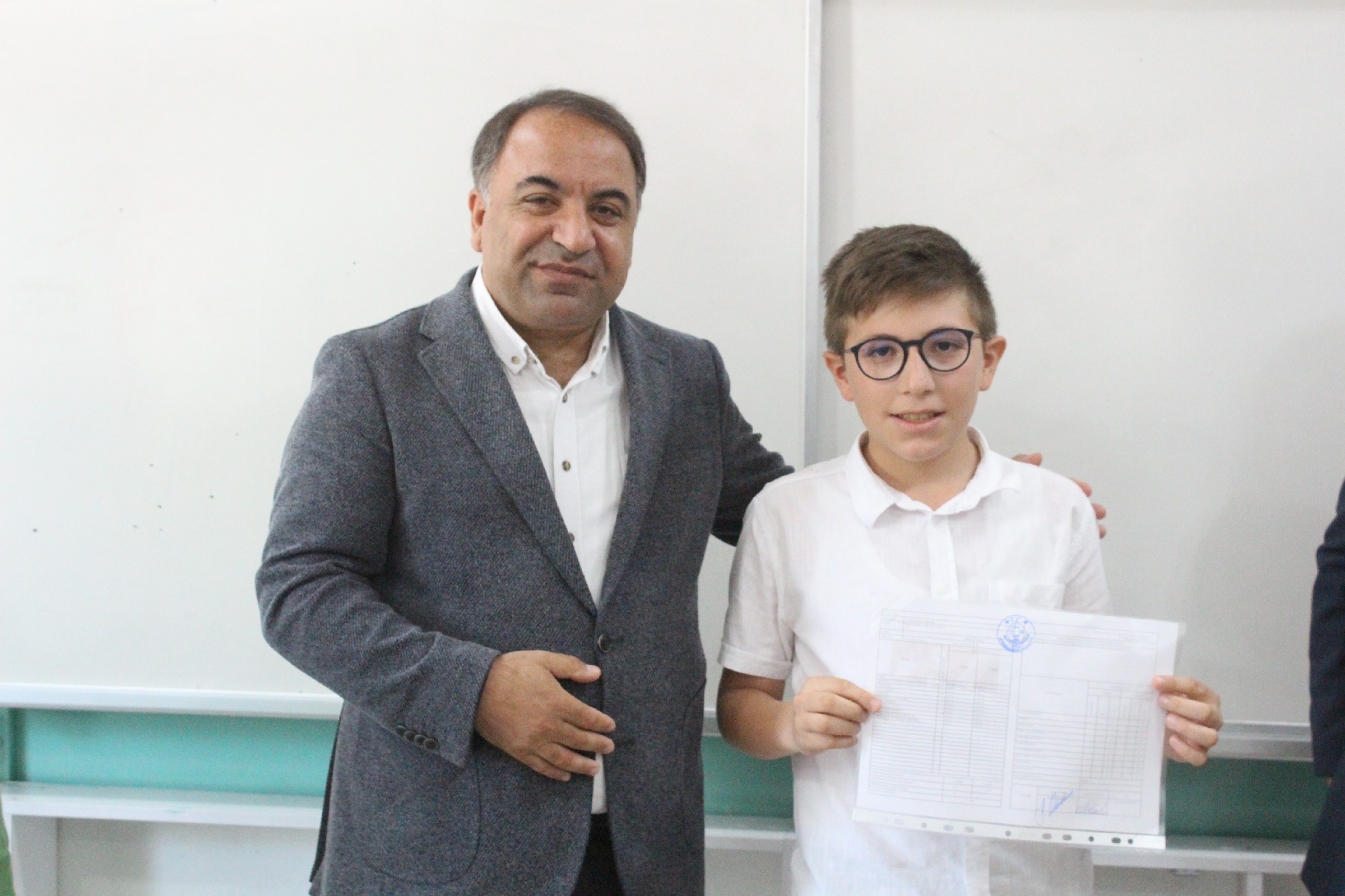 Vekil Aldemir Oğlunun Karnesini Kendi Elleriyle Verdi (25)