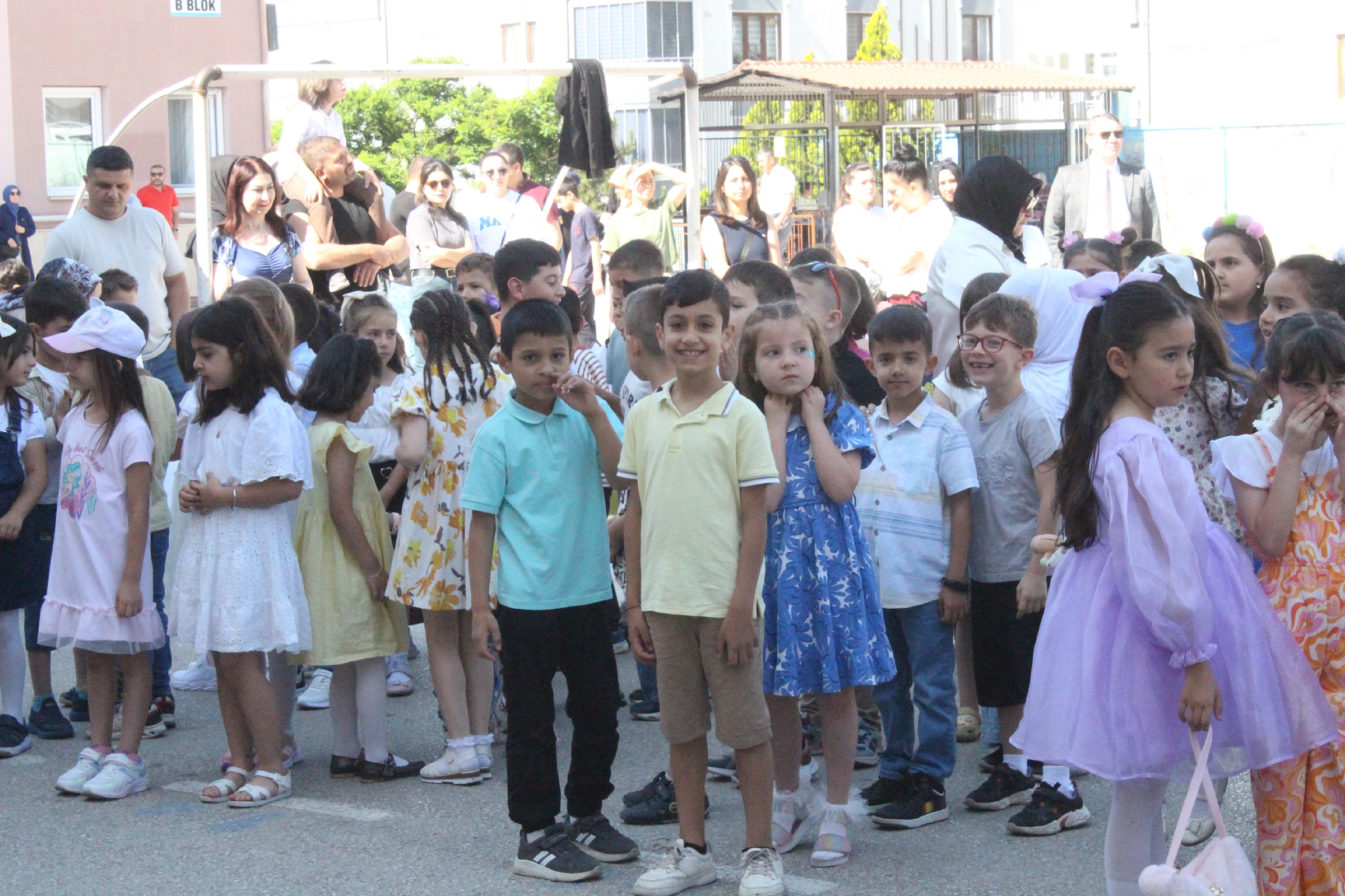 Vekil Aldemir Oğlunun Karnesini Kendi Elleriyle Verdi (3)